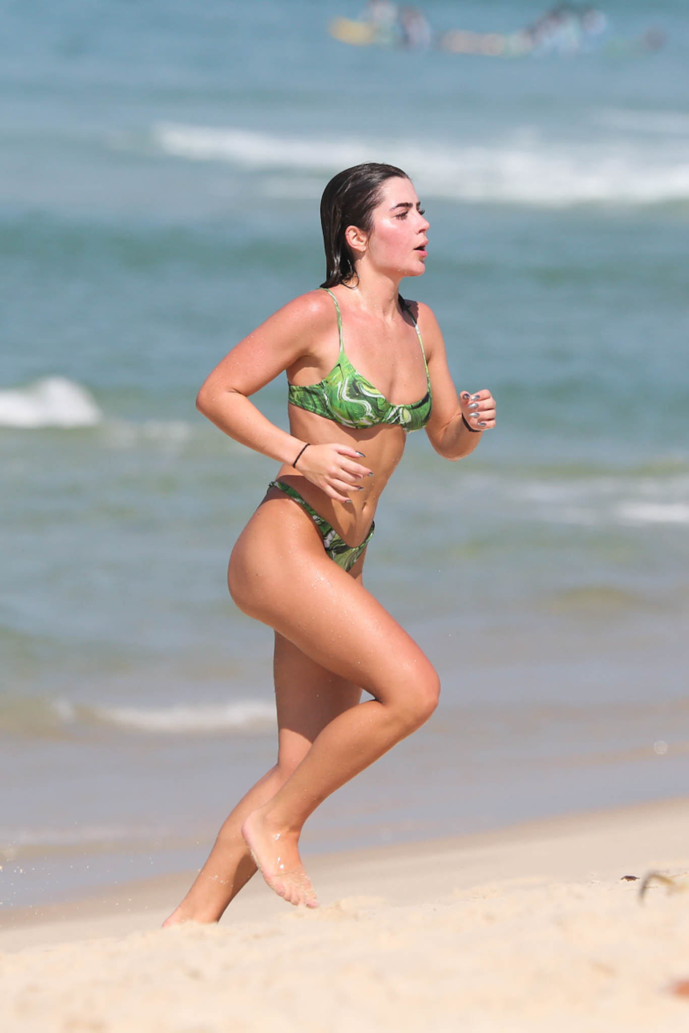 Jade Picon em dia na praia