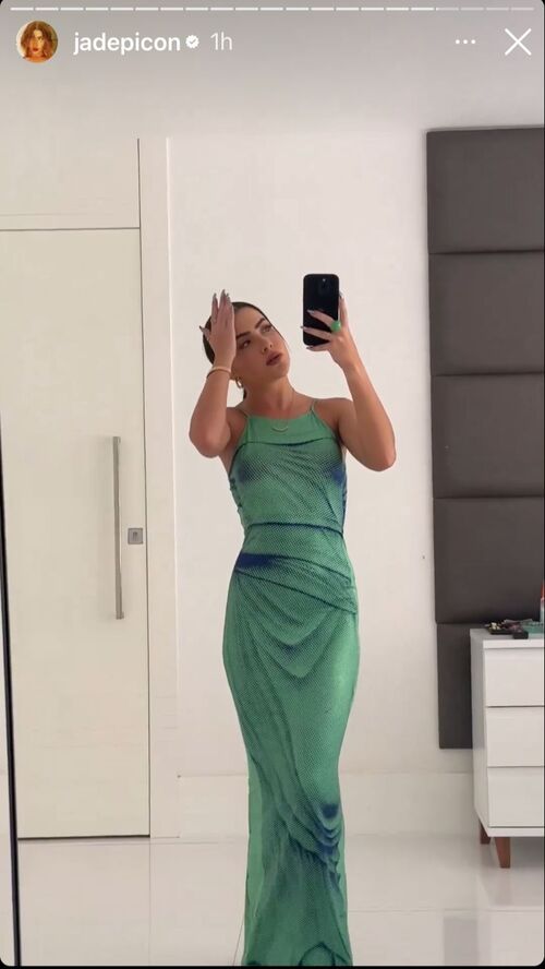 Após isso, em seus stories, a atriz da novela Travessia surgiu deslumbrante com um vestido longo verde com detalhes em azul. 