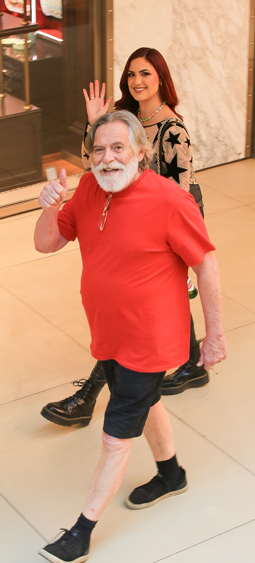 José de Abreu curte passeio com a namorada, Carol Junger