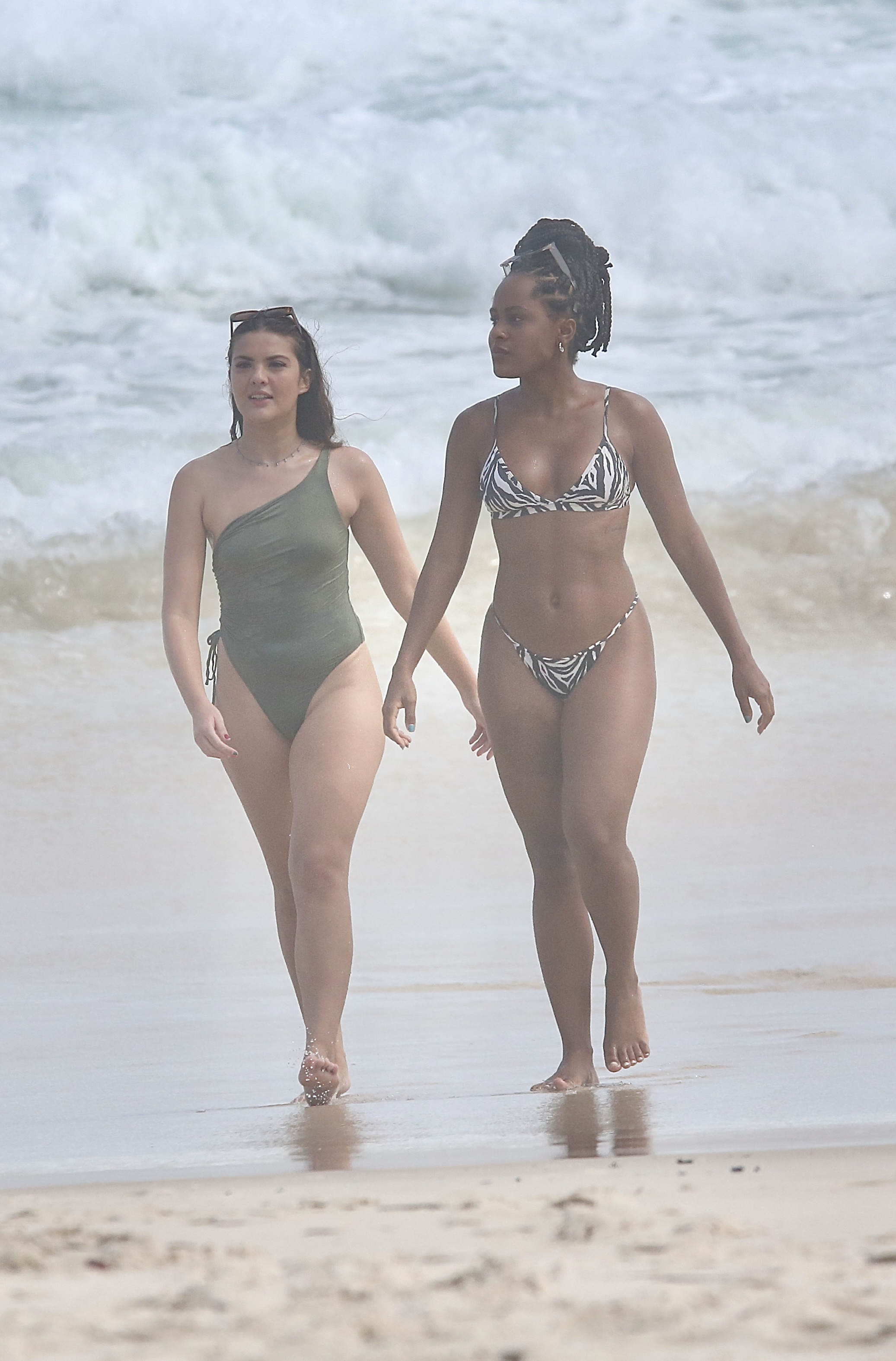 Duda Santos curte dia na praia com Livia Inhudes