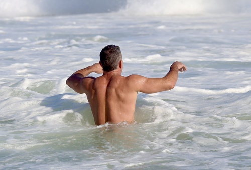 O ator Malvino Salvador surgiu esbanjando beleza e boa forma ao ser fotografado curtindo um dia na praia no Rio de Janeiro 