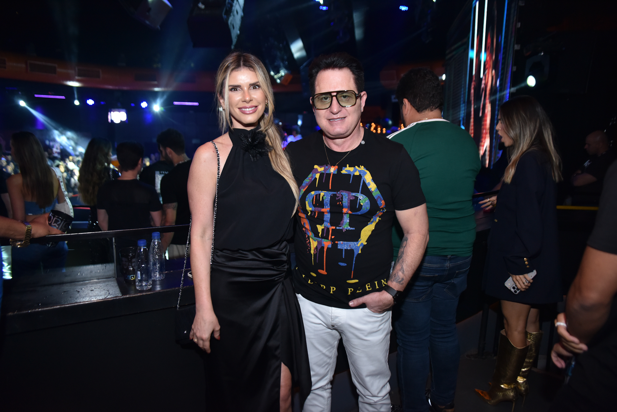 Marrone curte a companhia da namorada, Anna Farfalla, em show