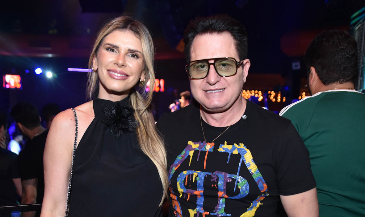 Marrone curte a companhia da namorada, Anna Farfalla, em show