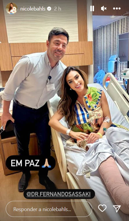 Nicole Bahls aparece em hospital após cirurgia