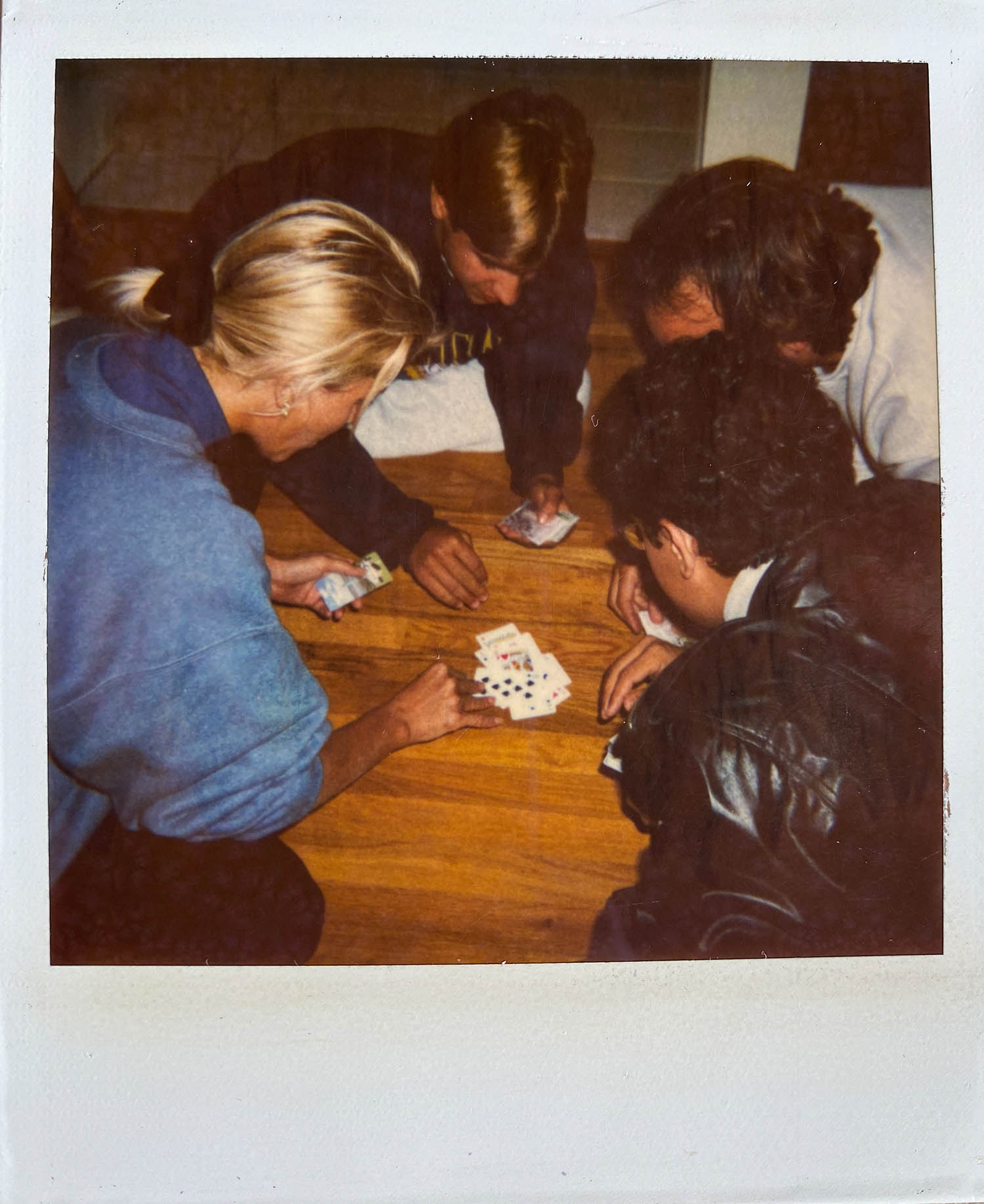 Em East Hampton, Long Island, nos EUA, Xuxa se diverte jo gando baralho com os amigos. A casa de praia americana foi comprada pela loira aos 26 anos de idade