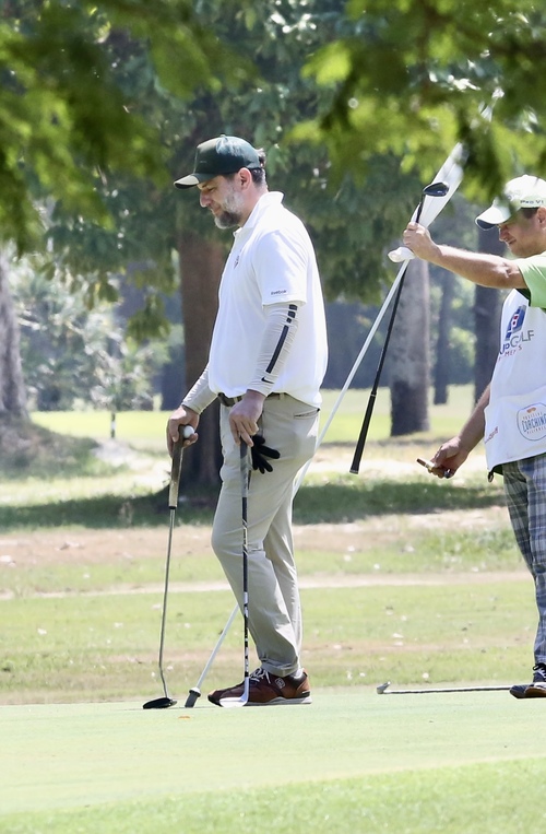 Rodrigo foi fotografado com o taco de golfe em mãos durante a partida 