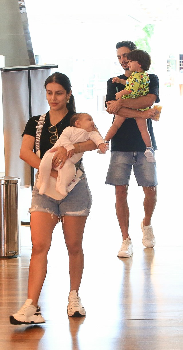 Rodrigo Caio passeando com a família - Foto: Edson Aipim / AgNews