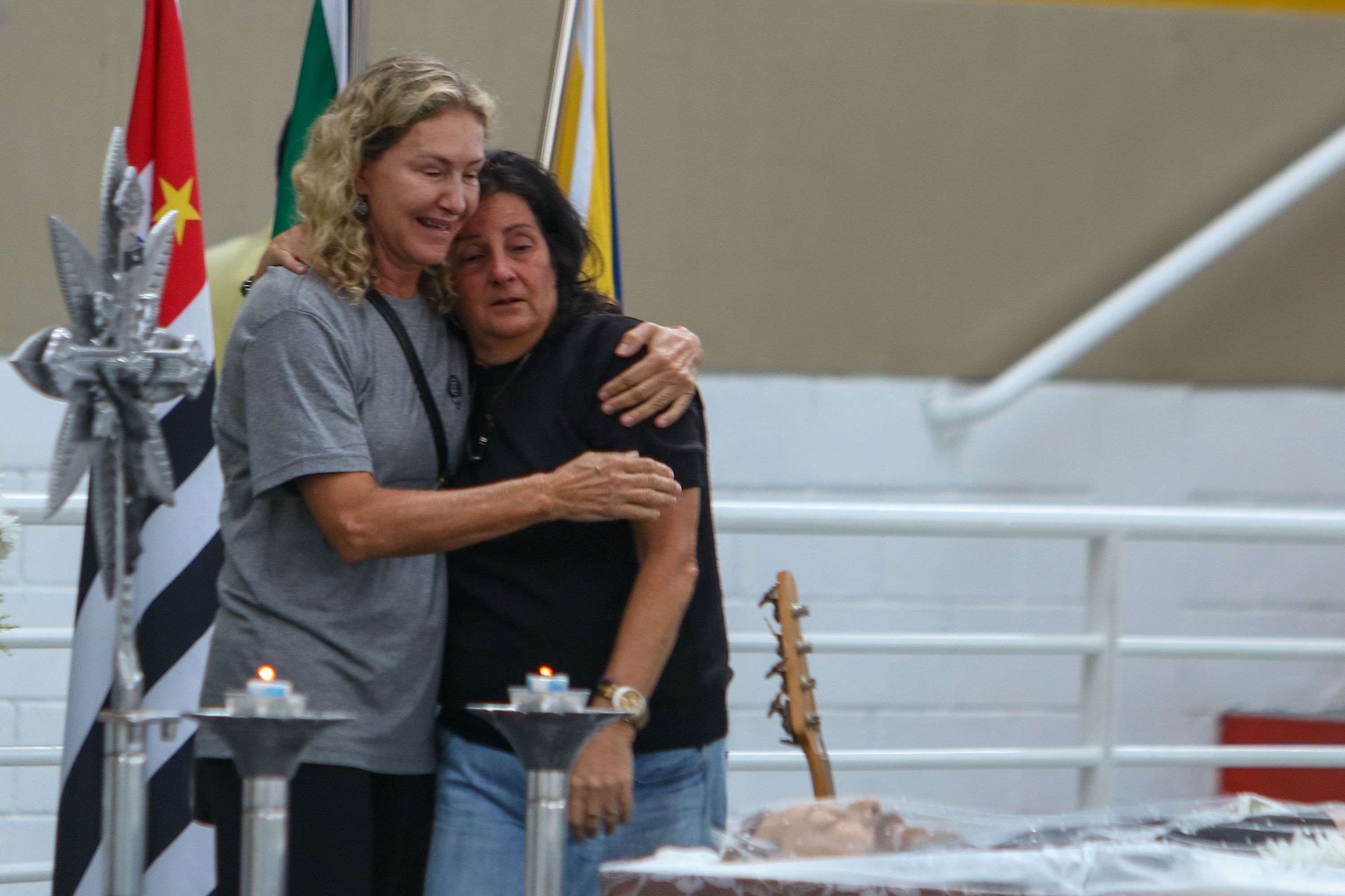 Viúva de Canisso, Adriana Vilhena é fotografada ao dar o último adeus para o marido no velório nesta quarta-feira, 15