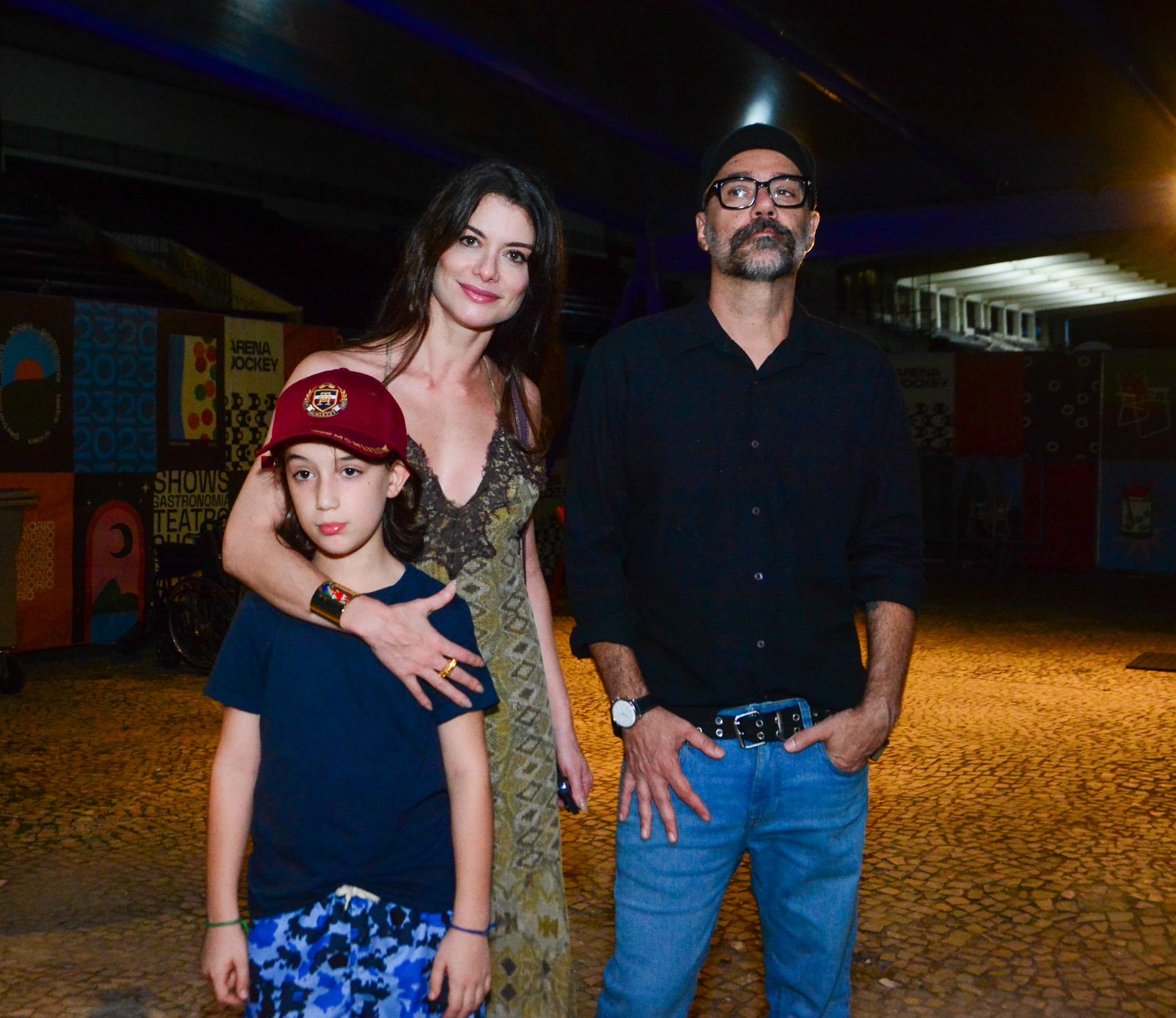 Alinne Moraes com o filho e o marido