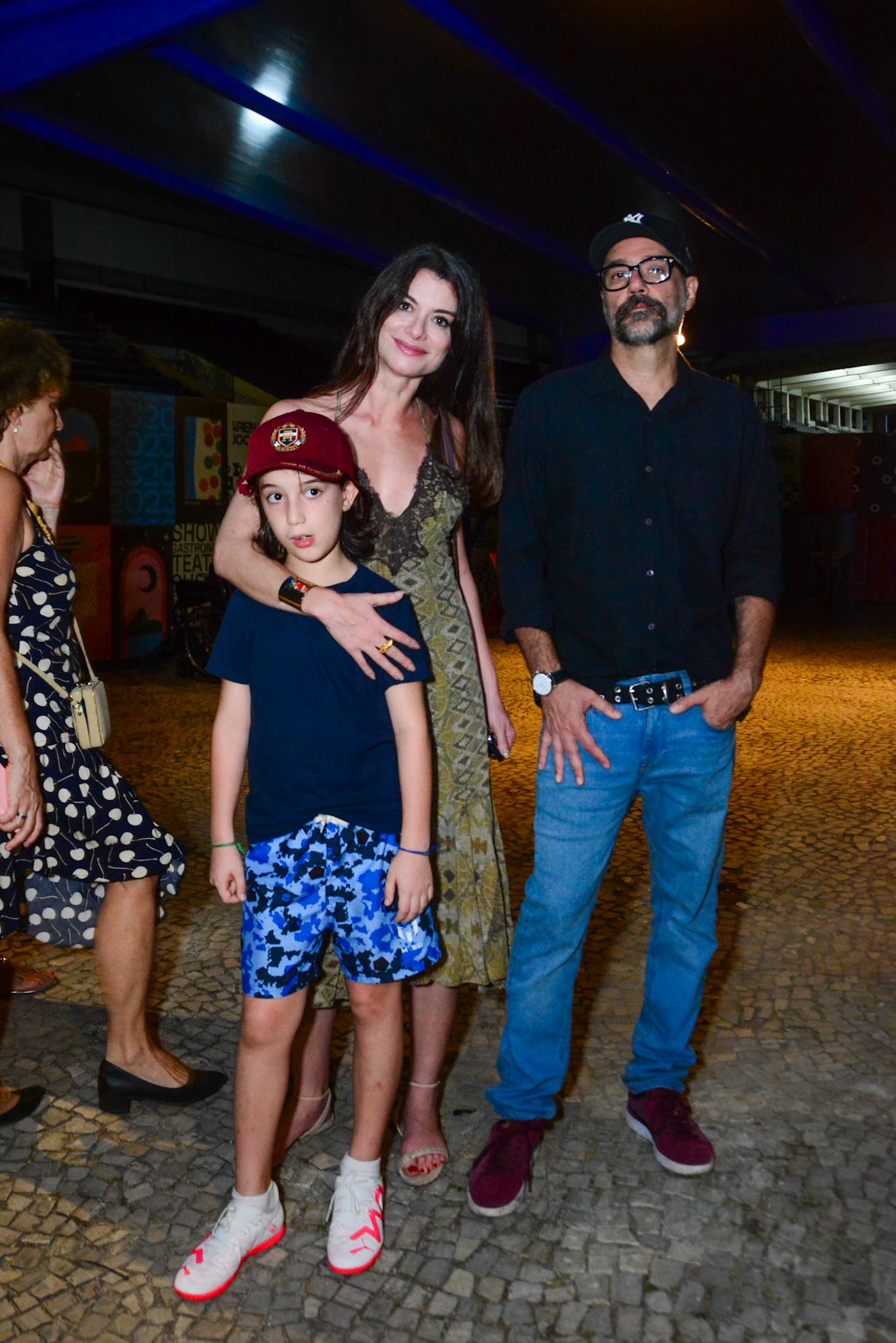 Alinne Moraes com o filho e o marido