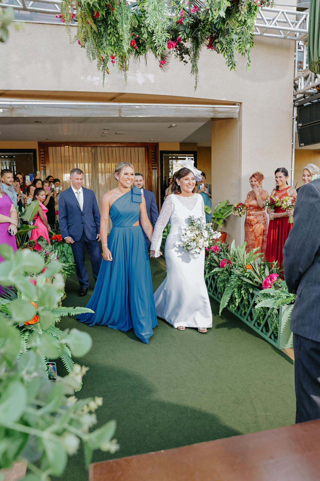 Natália Toscano celebra o casamento de sua mãe