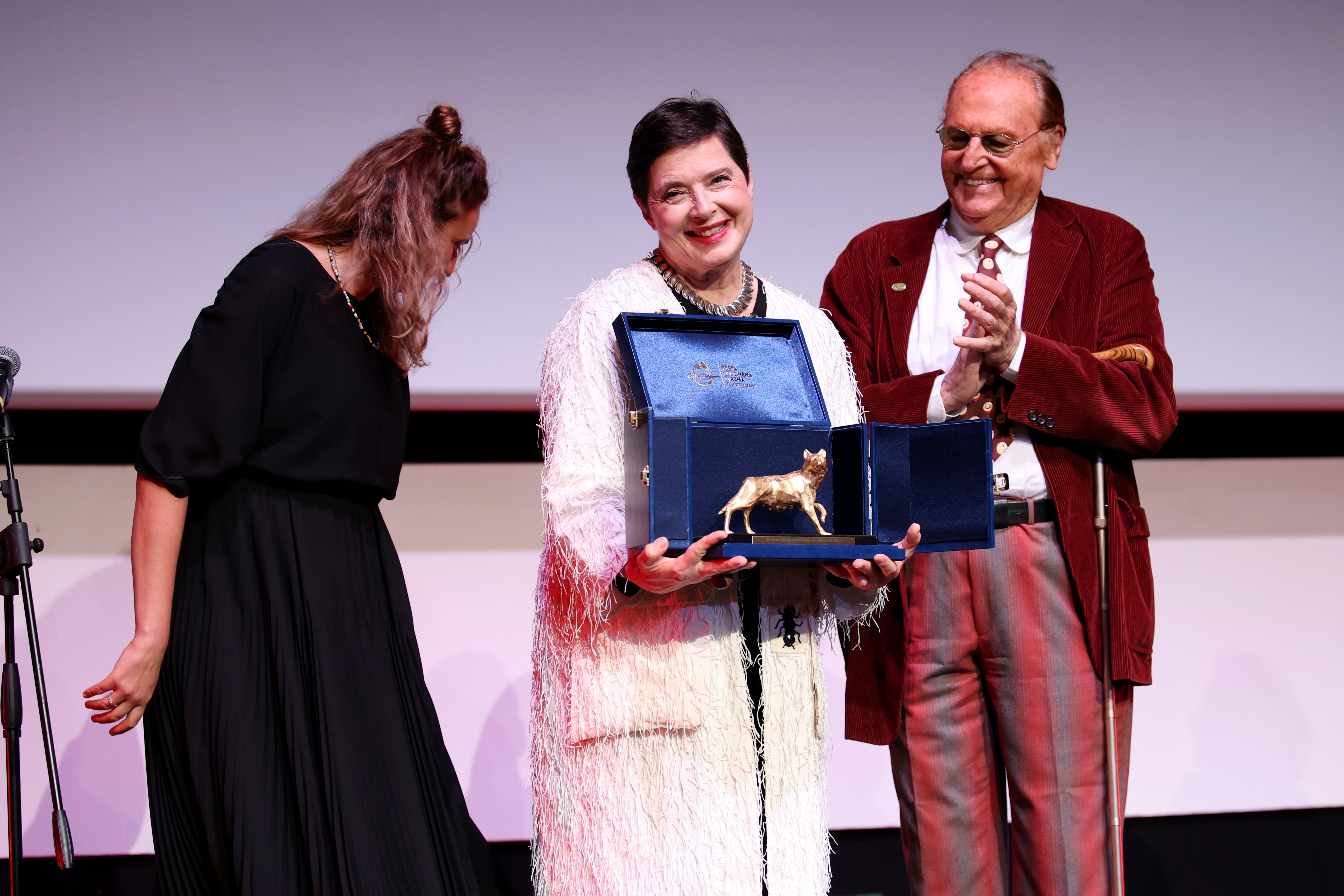 Isabella Rossellini recebe prêmio das mãos de Renzo Arbore