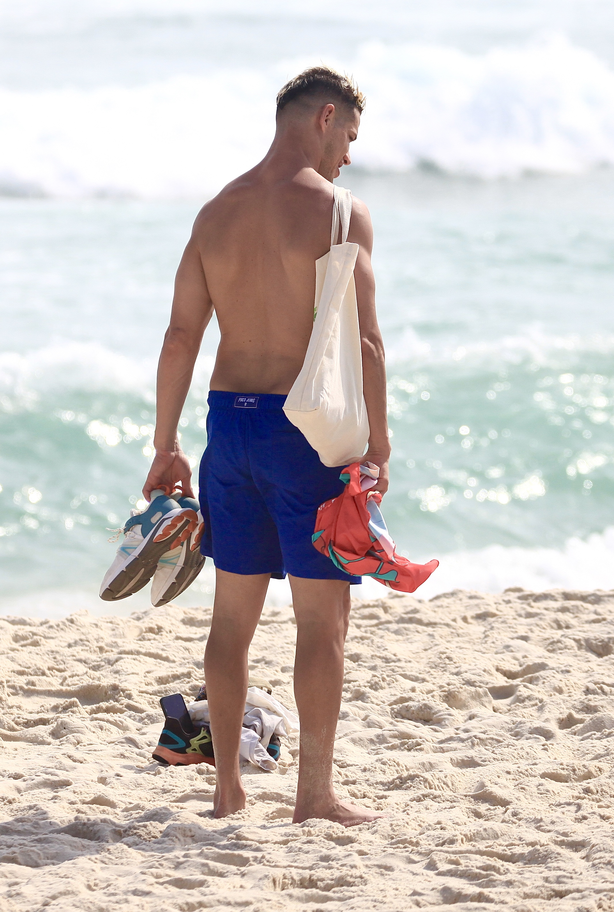 José Loreto curte dia de sol intenso em praia no Rio de Janeiro