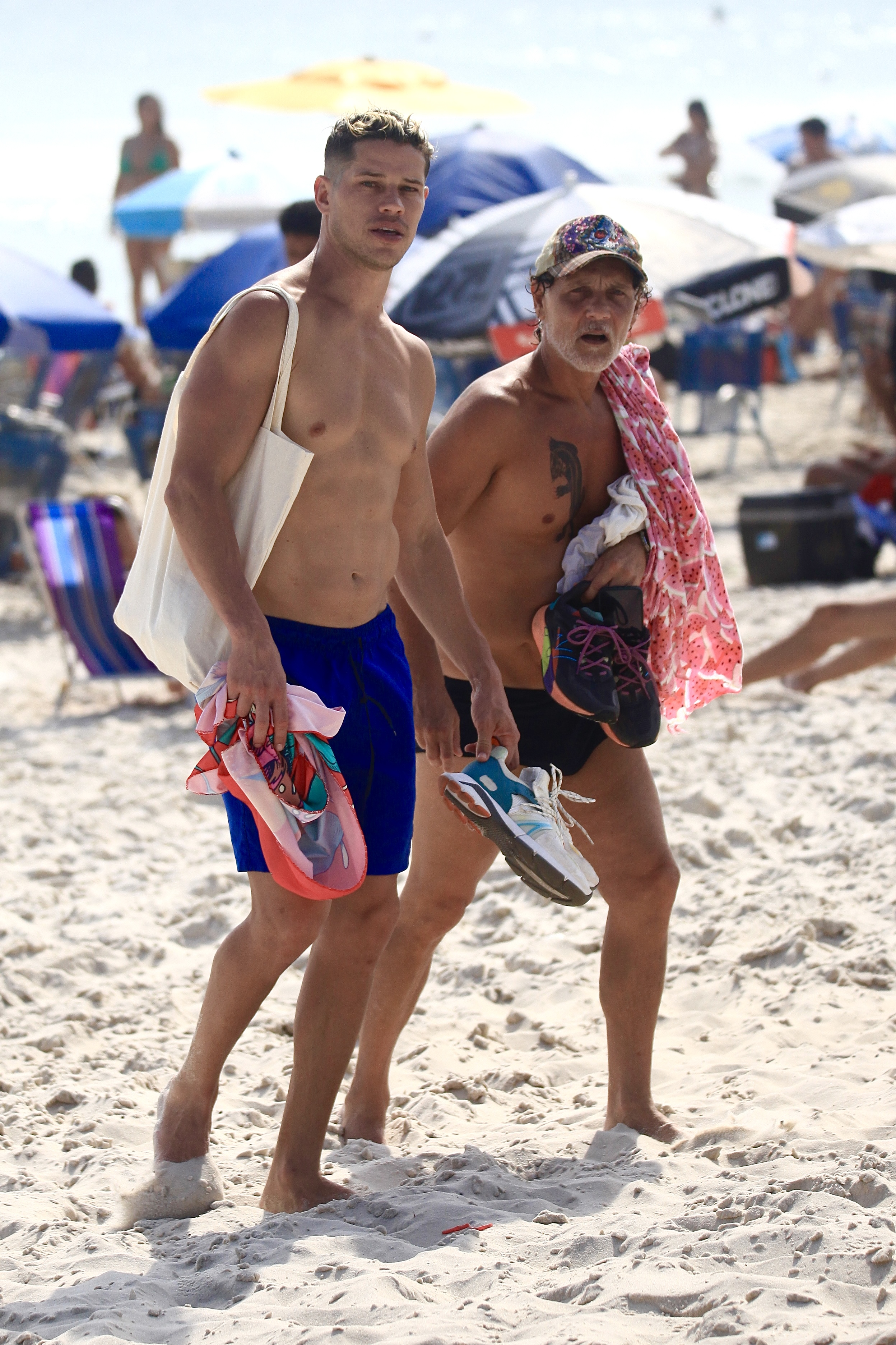 José Loreto curte dia de sol intenso em praia no Rio de Janeiro