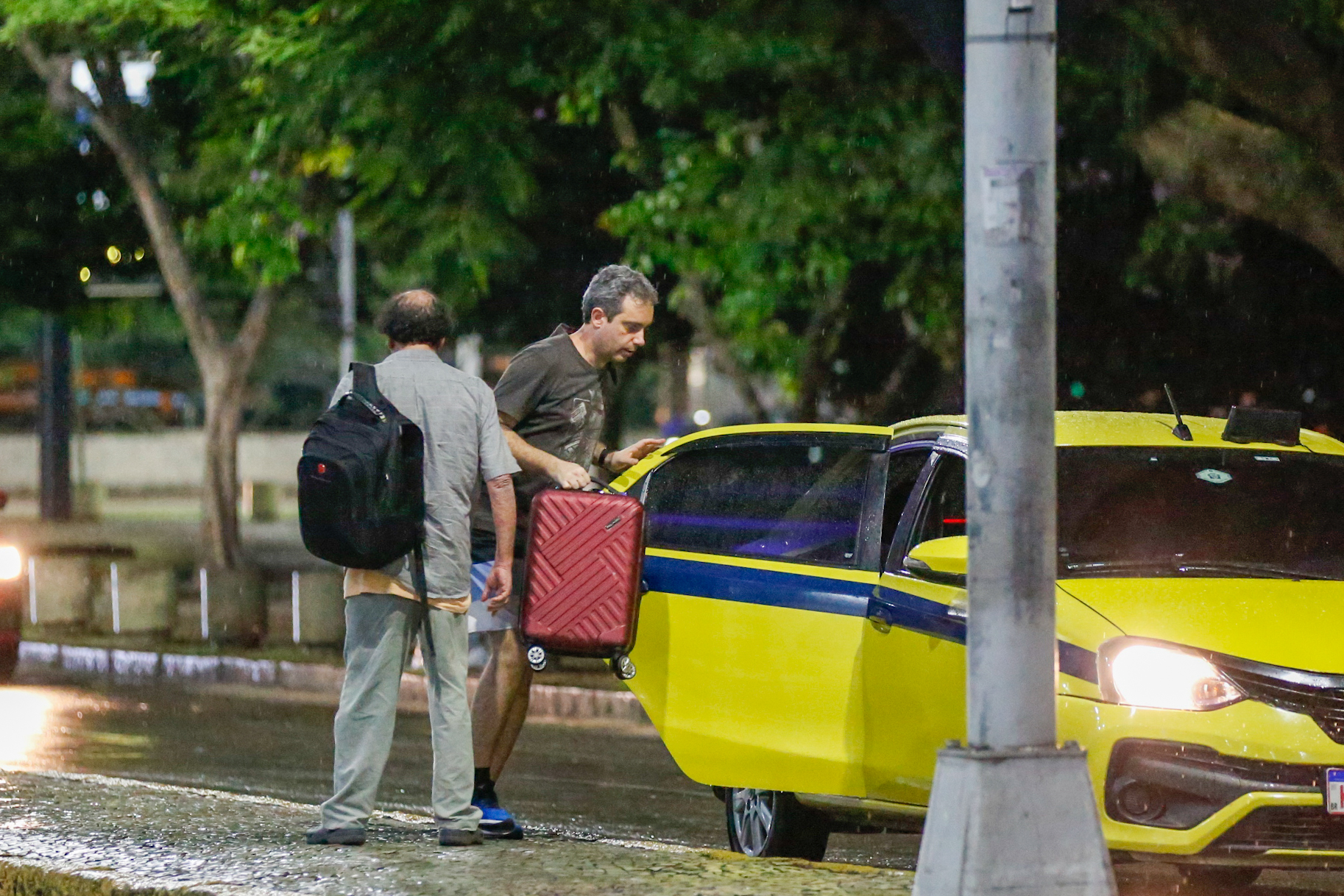 Marco Oliveira acompanhado em aeroporto