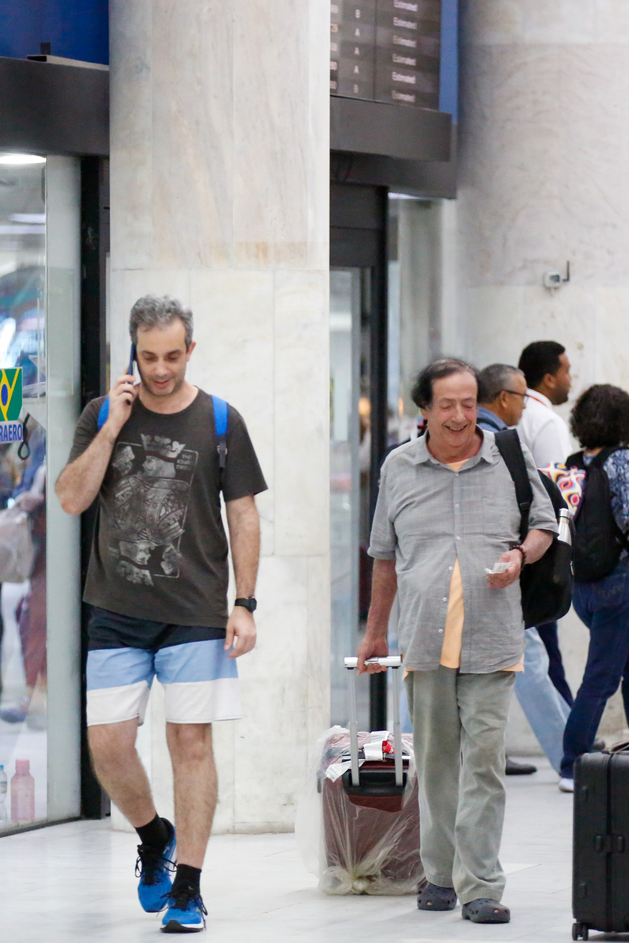 Marco Oliveira acompanhado em aeroporto