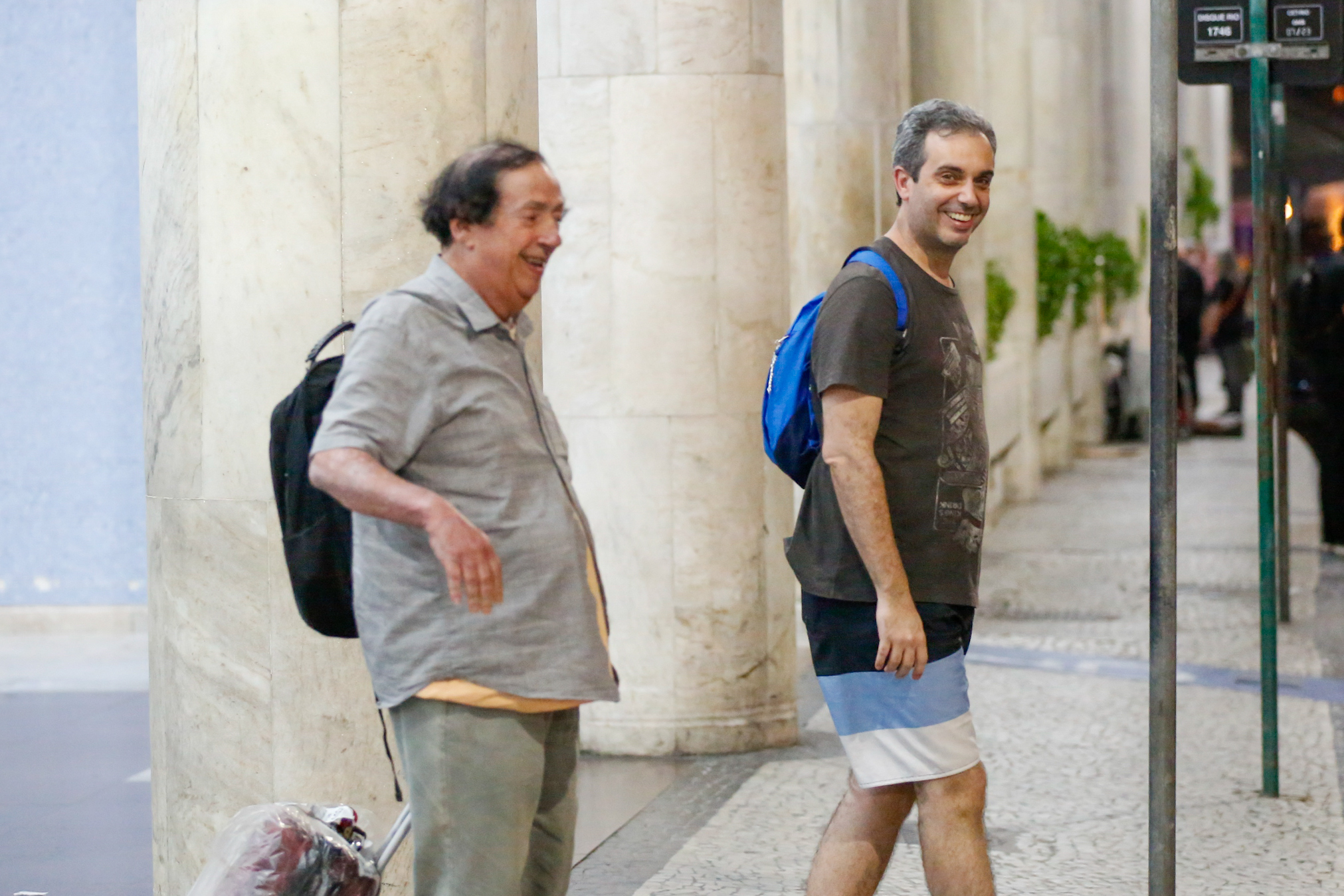 Marco Oliveira acompanhado em aeroporto