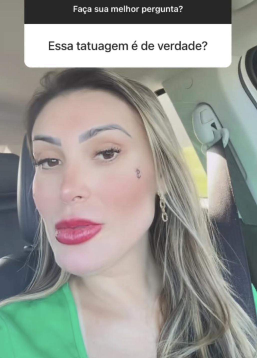 Andressa Urach faz tatuagem no rosto