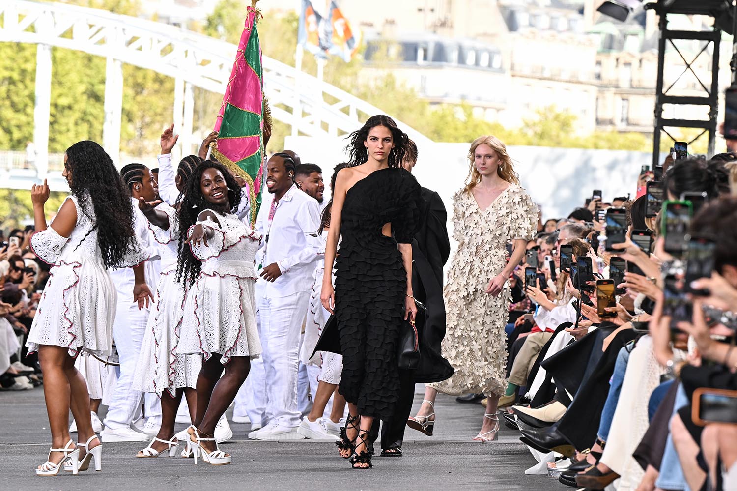 Bateria da Mangueira Hailey Bieber, Kate Moss e Carla Bruni embala desfile da marca Chloé