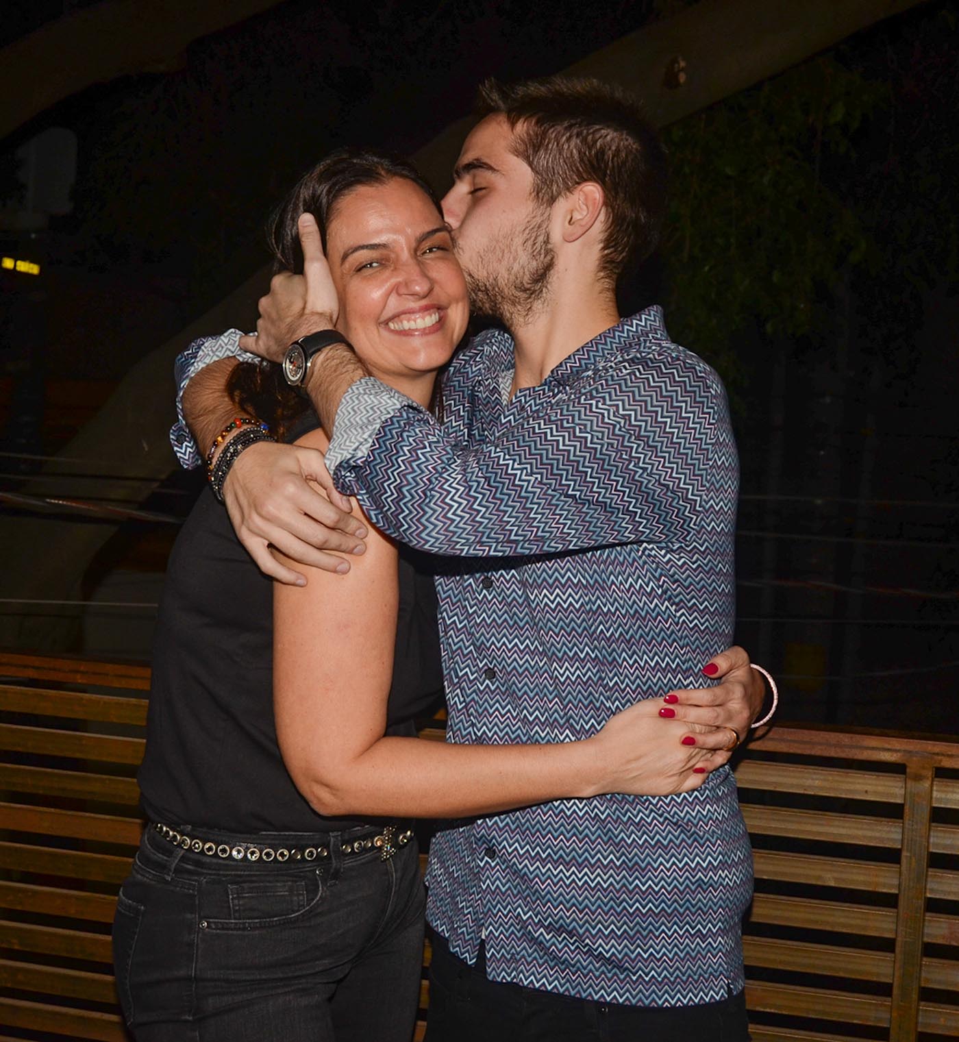 João Silva faz rara aparição com sua mãe, Luciana Cardoso