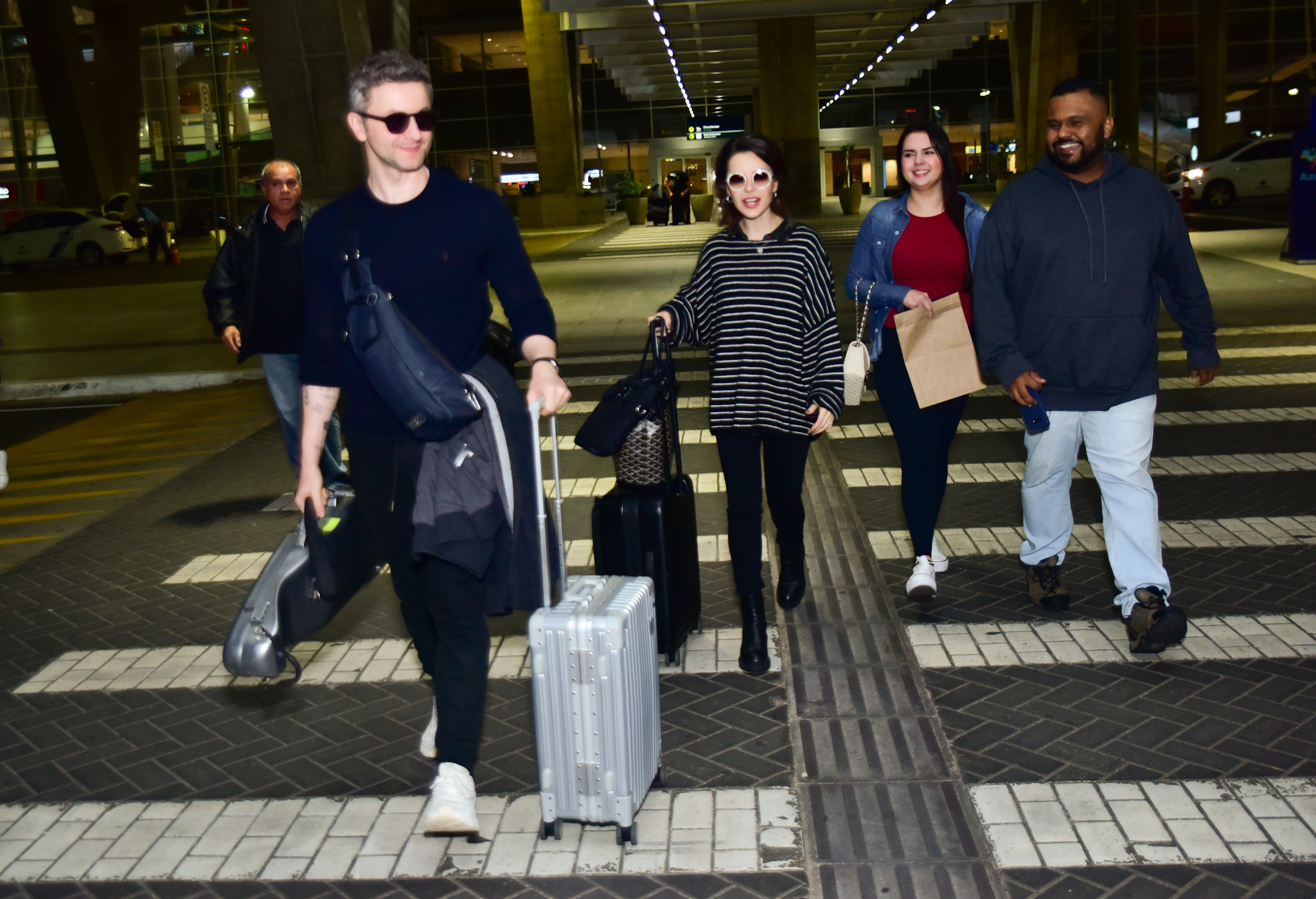 Lucas Lima e Sandy são fotografados em aeroporto