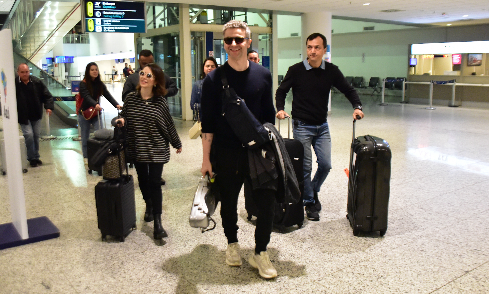 Lucas Lima e Sandy são fotografados em aeroporto