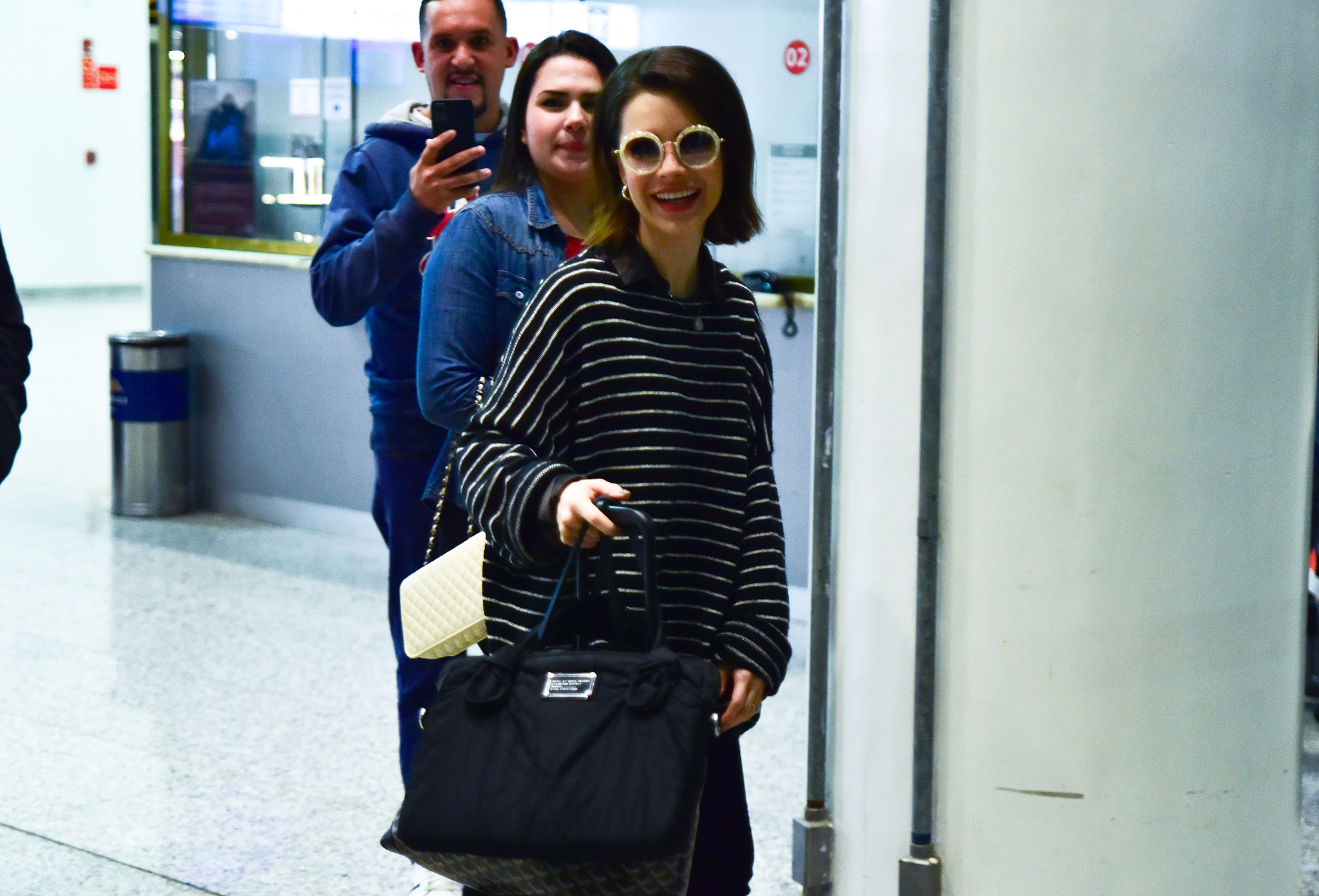 Lucas Lima e Sandy são fotografados em aeroporto