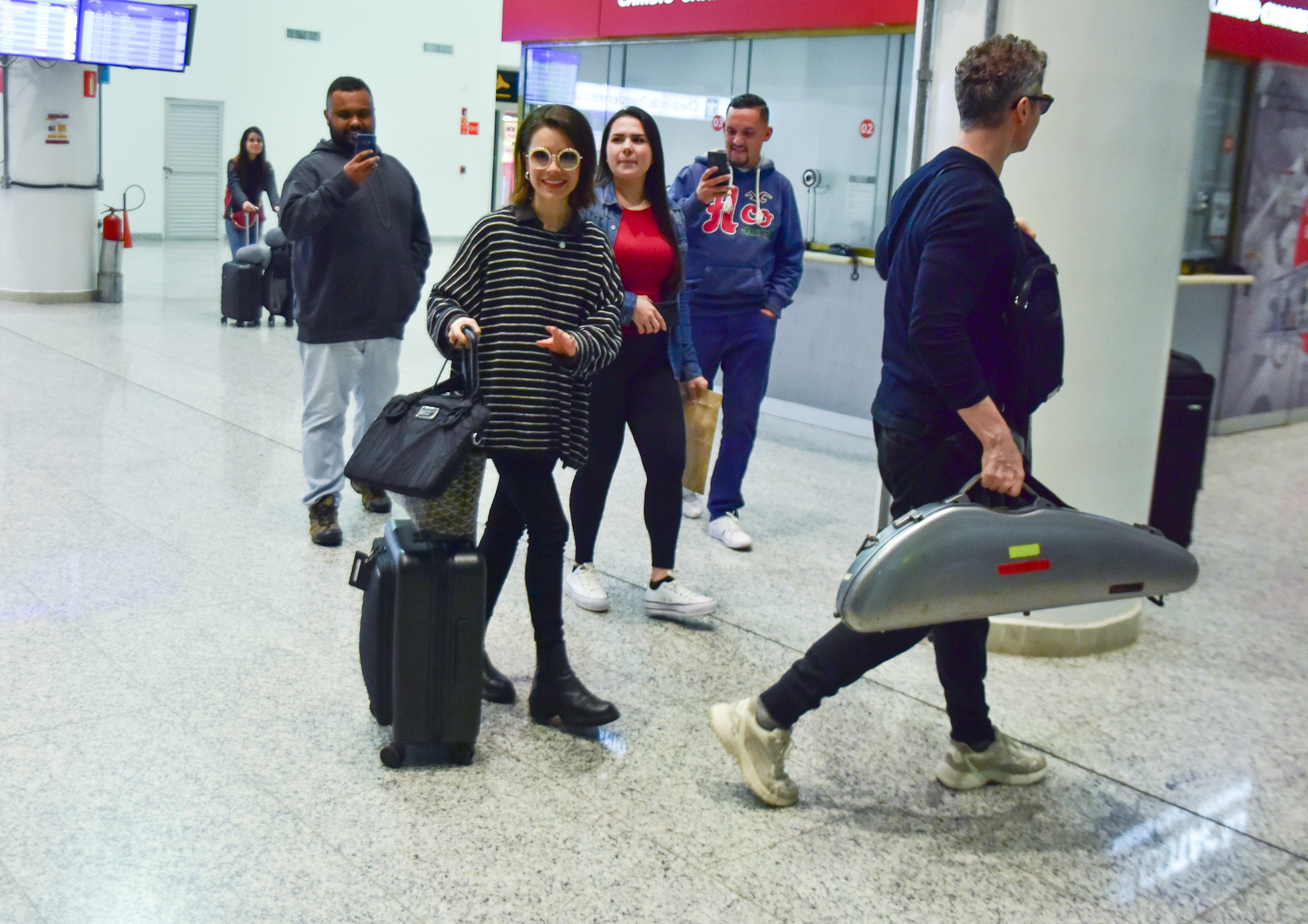 Lucas Lima e Sandy são fotografados em aeroporto