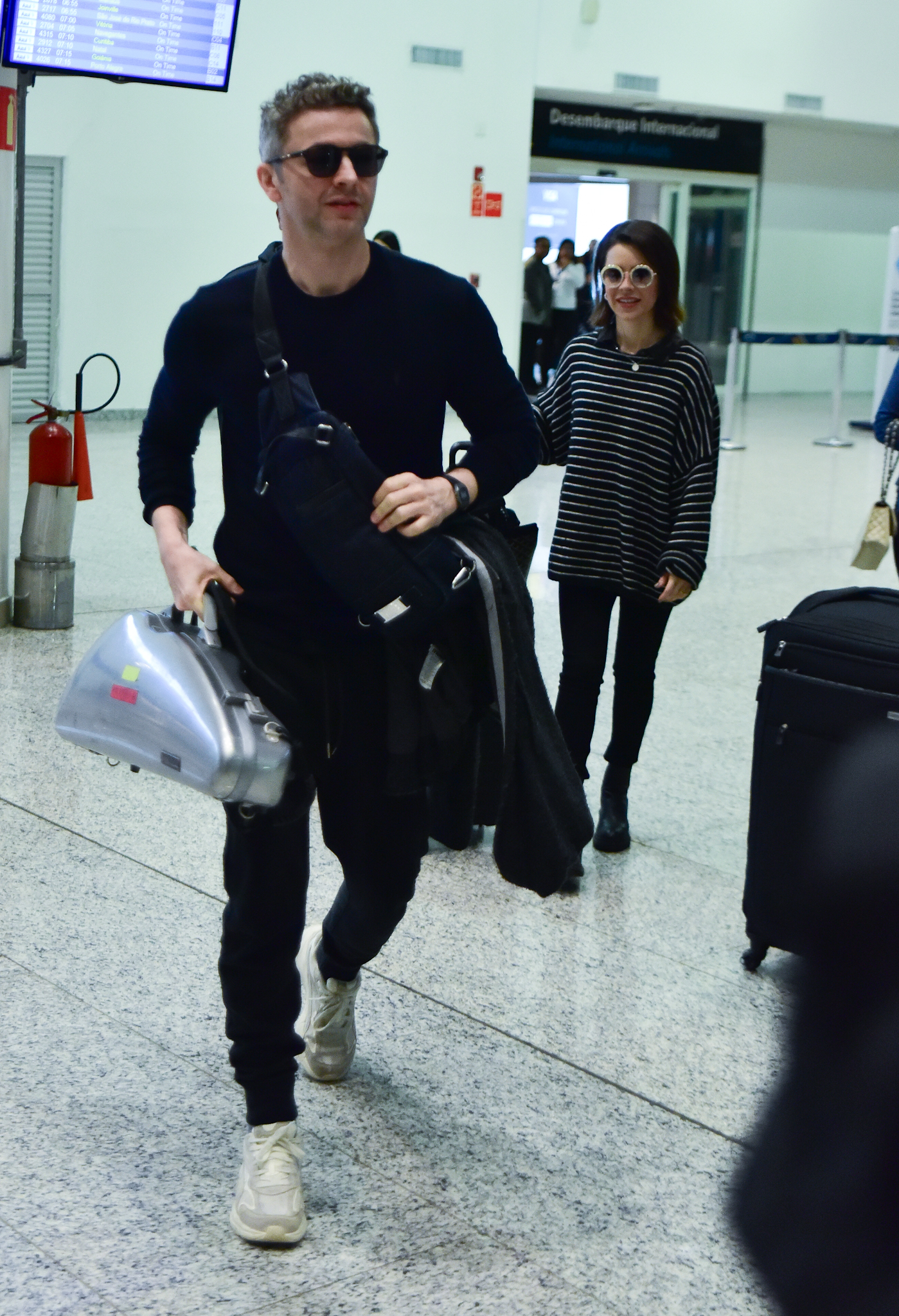 Lucas Lima e Sandy são fotografados em aeroporto