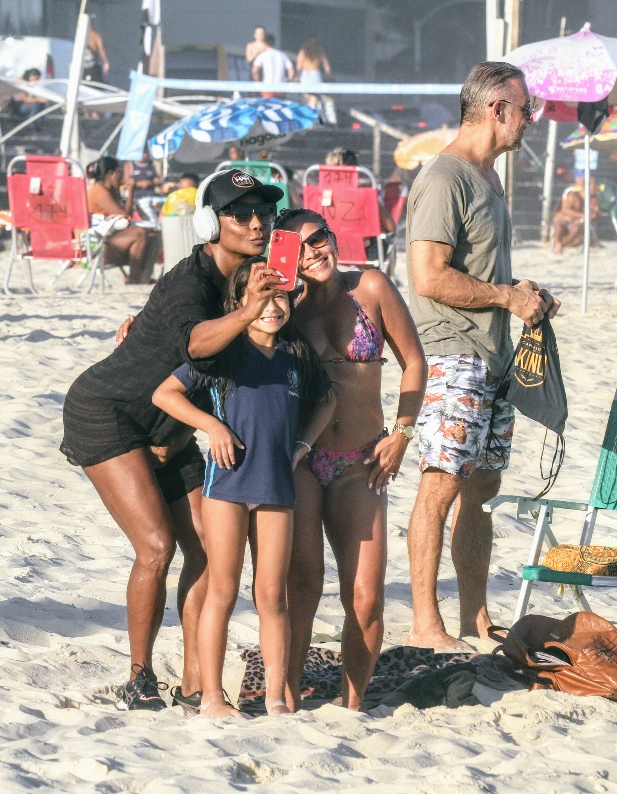 Adriana Bombom na praia com o namorado