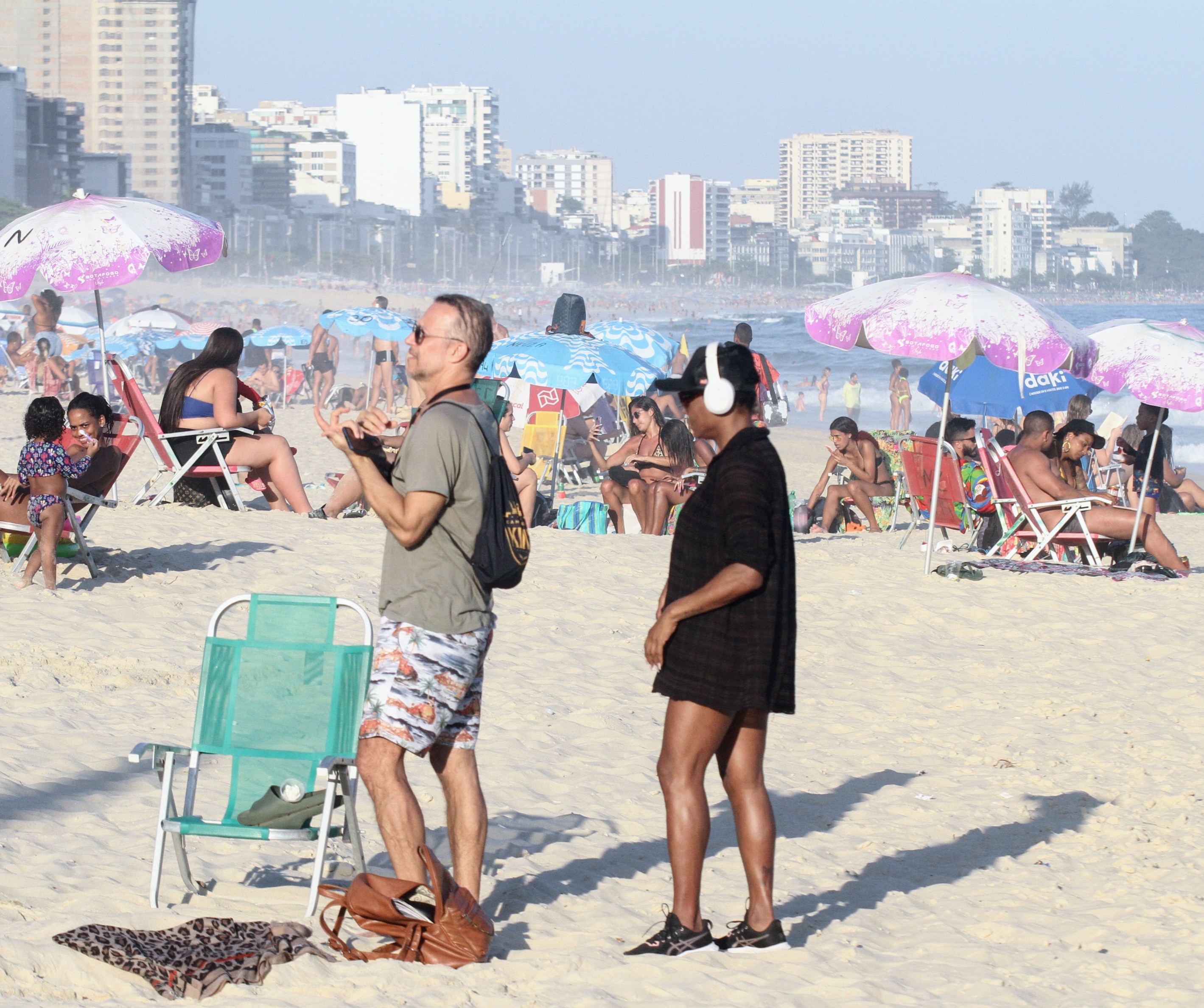 Adriana Bombom na praia com o namorado