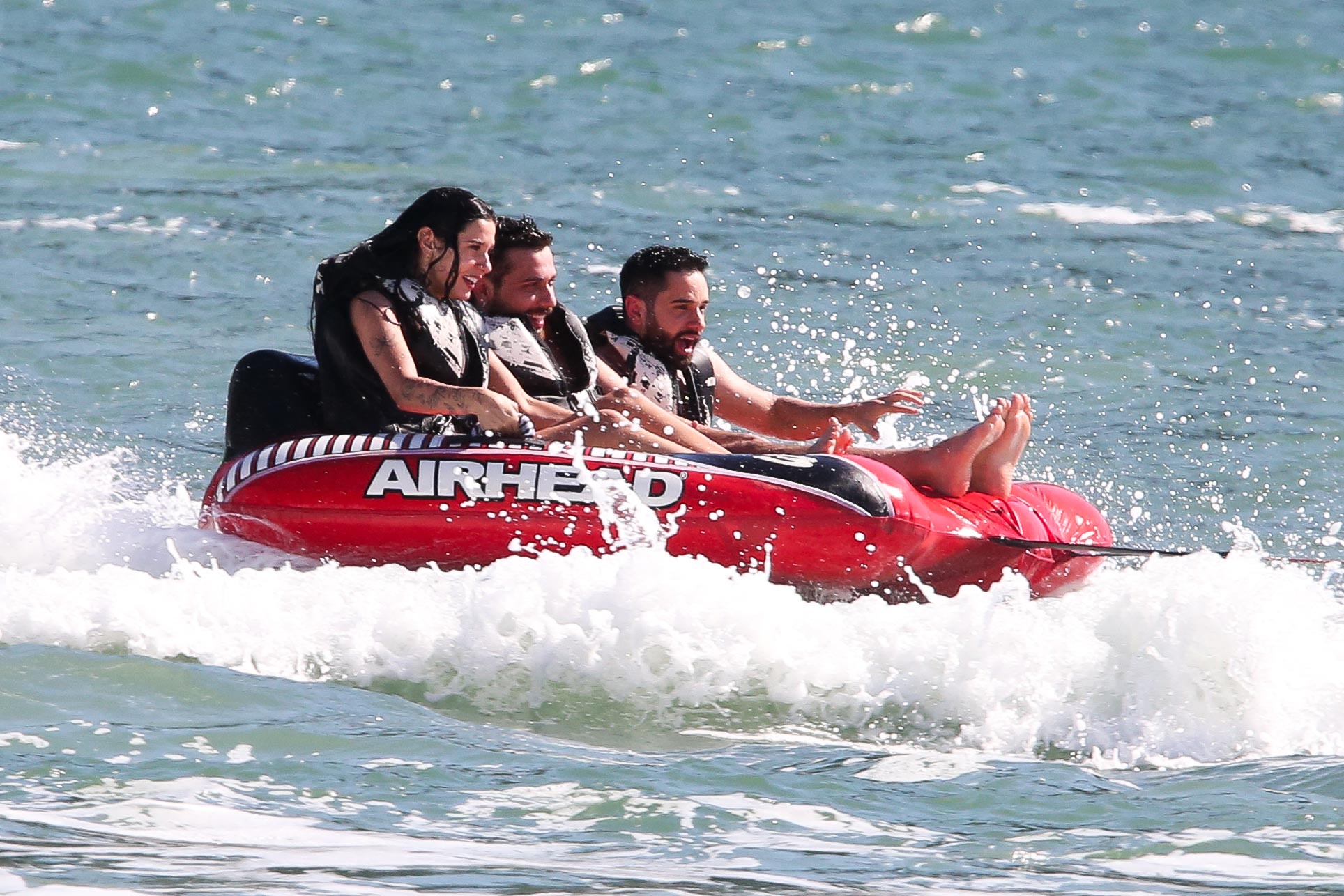 Ana Castela na praia com Gustavo Mioto