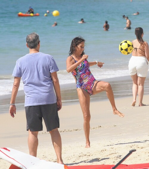 "Sou viciada em esporte. Nado no mar, faço ginástica, ioga. Quando dá, corro e jogo vôlei". 