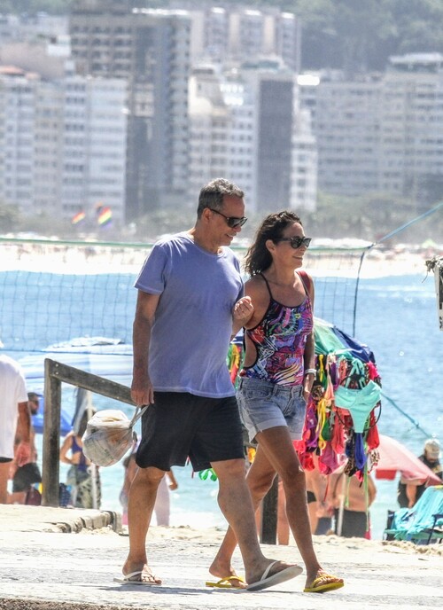 Andrea Beltrão está comemorando a chegada dos seus 60 anos de idade! A atriz aproveitou o dia de seu aniversário para curtir a manhã na praia esbanjando beleza e estilo. 