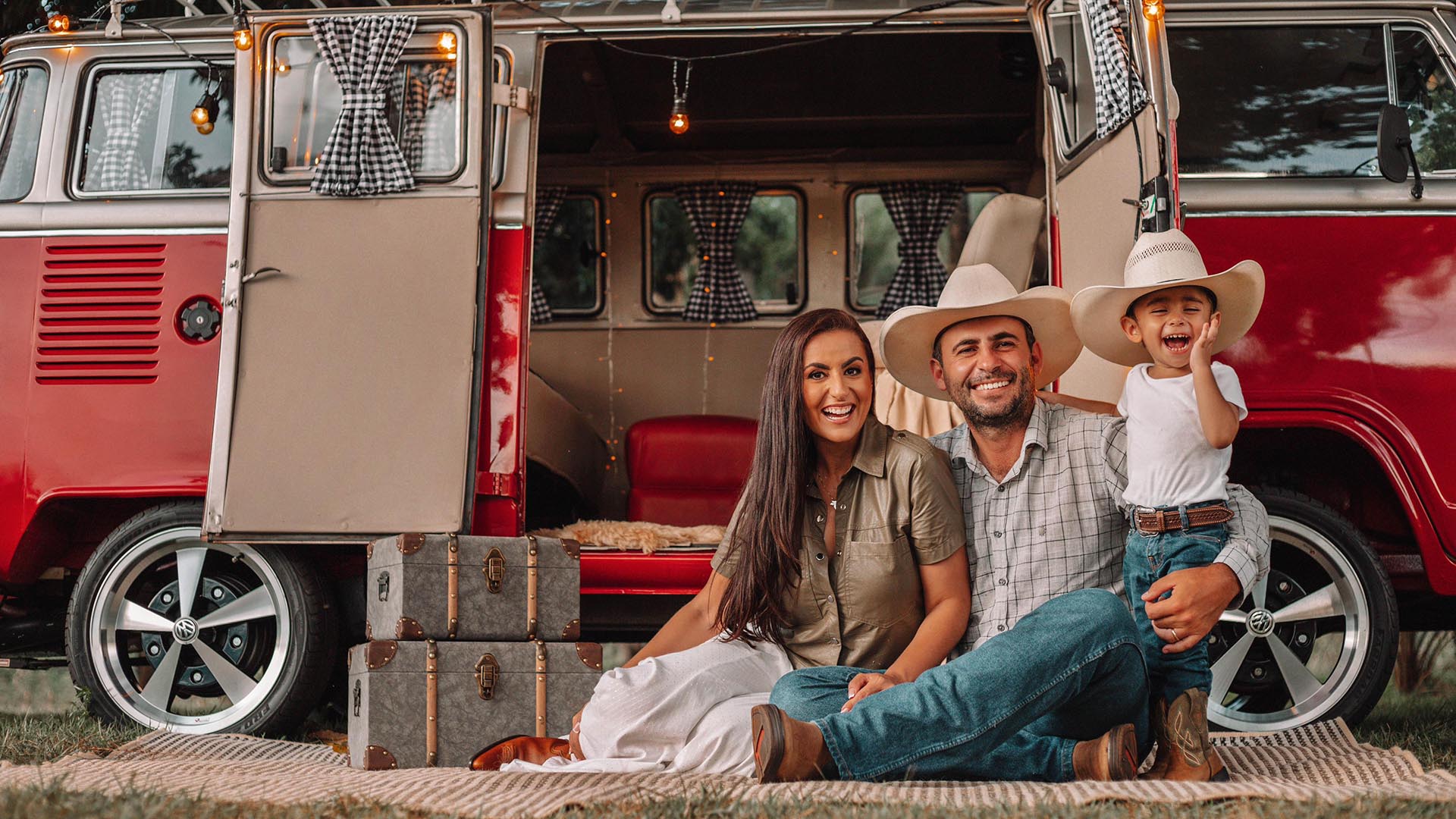 Andressa, o marido Rafael e o pequeno João