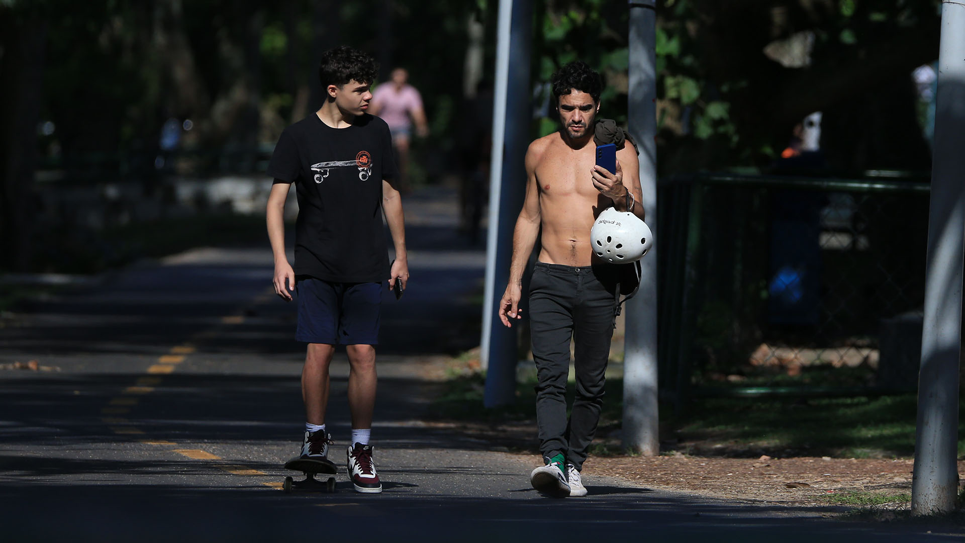 Caio Blat é flagrado em passeio com o filho caçula