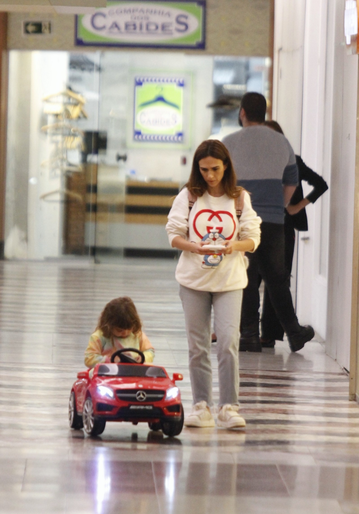 Tata Werneck curte passeio com a filha, Clara Maria