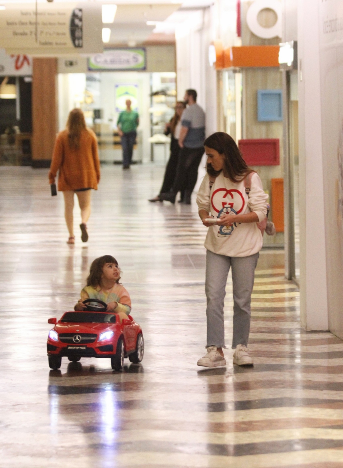 Tata Werneck curte passeio com a filha, Clara Maria