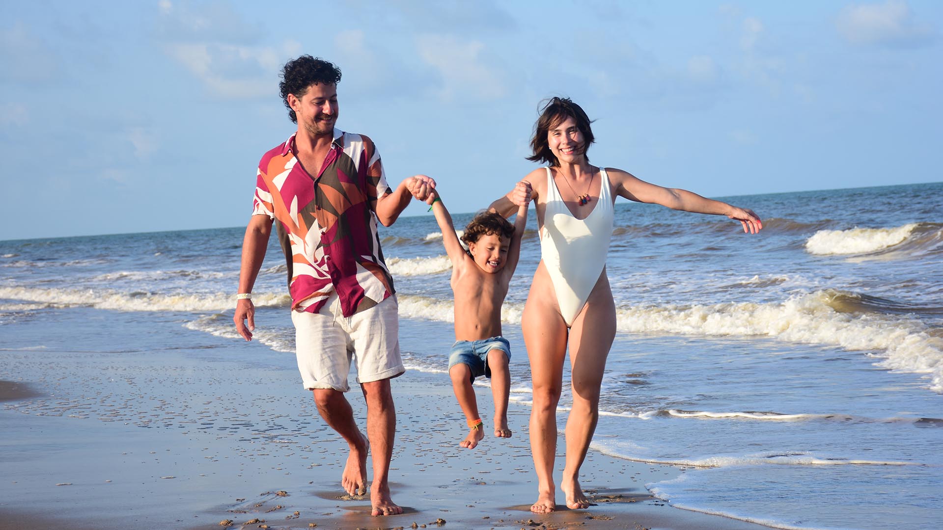 Daphne Bozaski com o marido, Gustavo Araújo, e o filho, Caetano