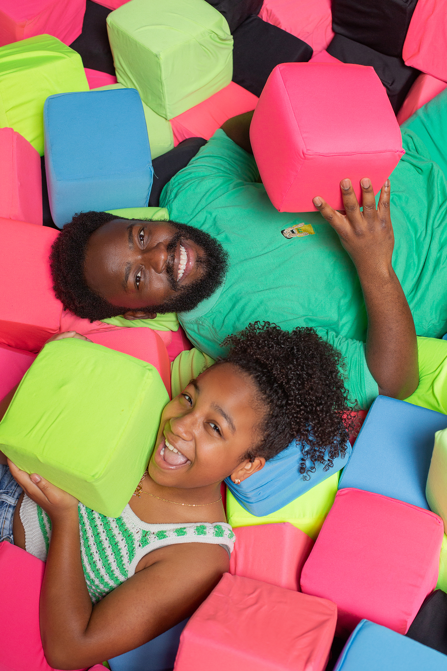 Douglas Silva e sua filha, Maria Flor Samarão, em entrevista na Revista CARAS