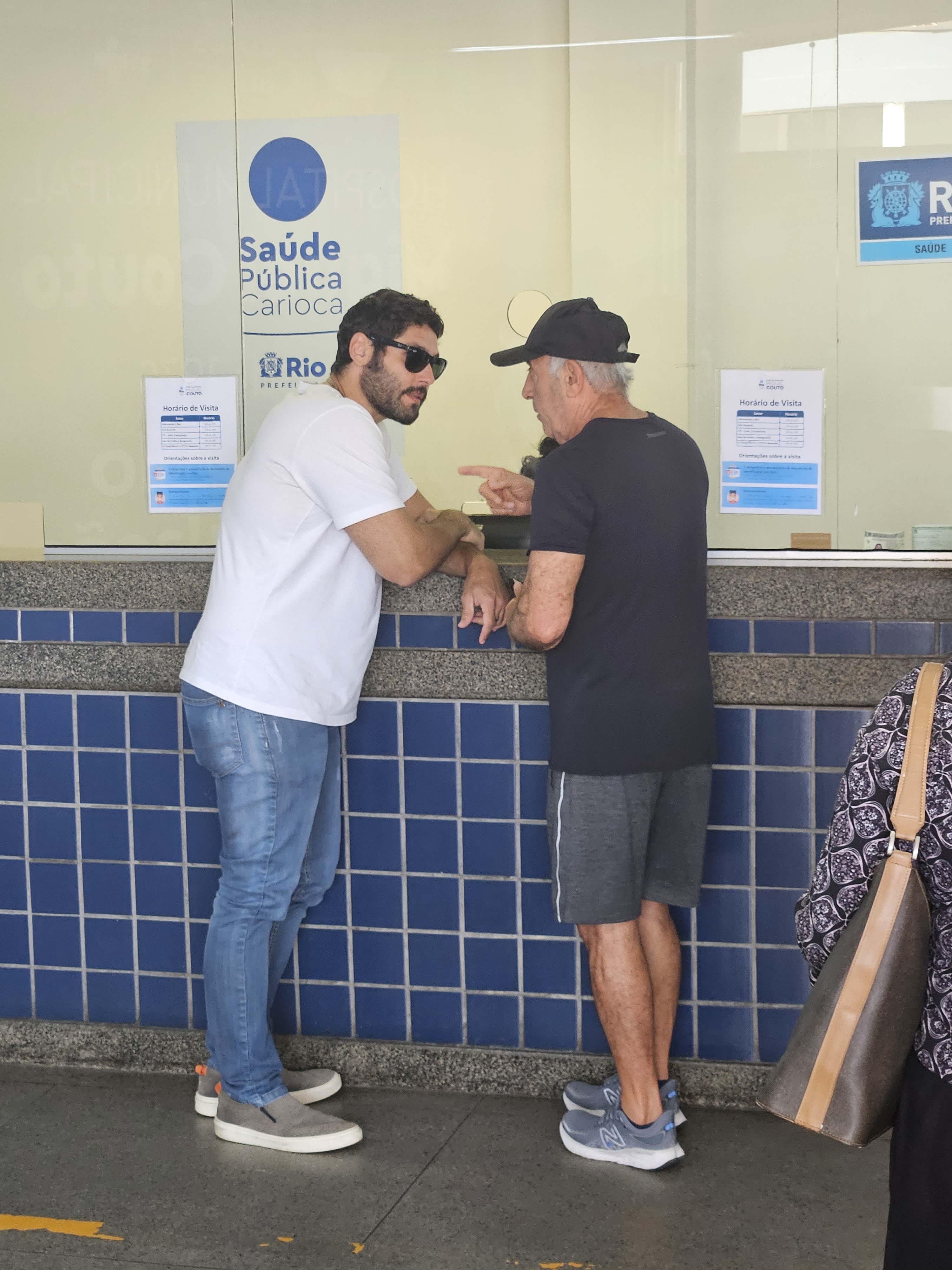 Dudu Azevedo visita Kayky Brito no hospital