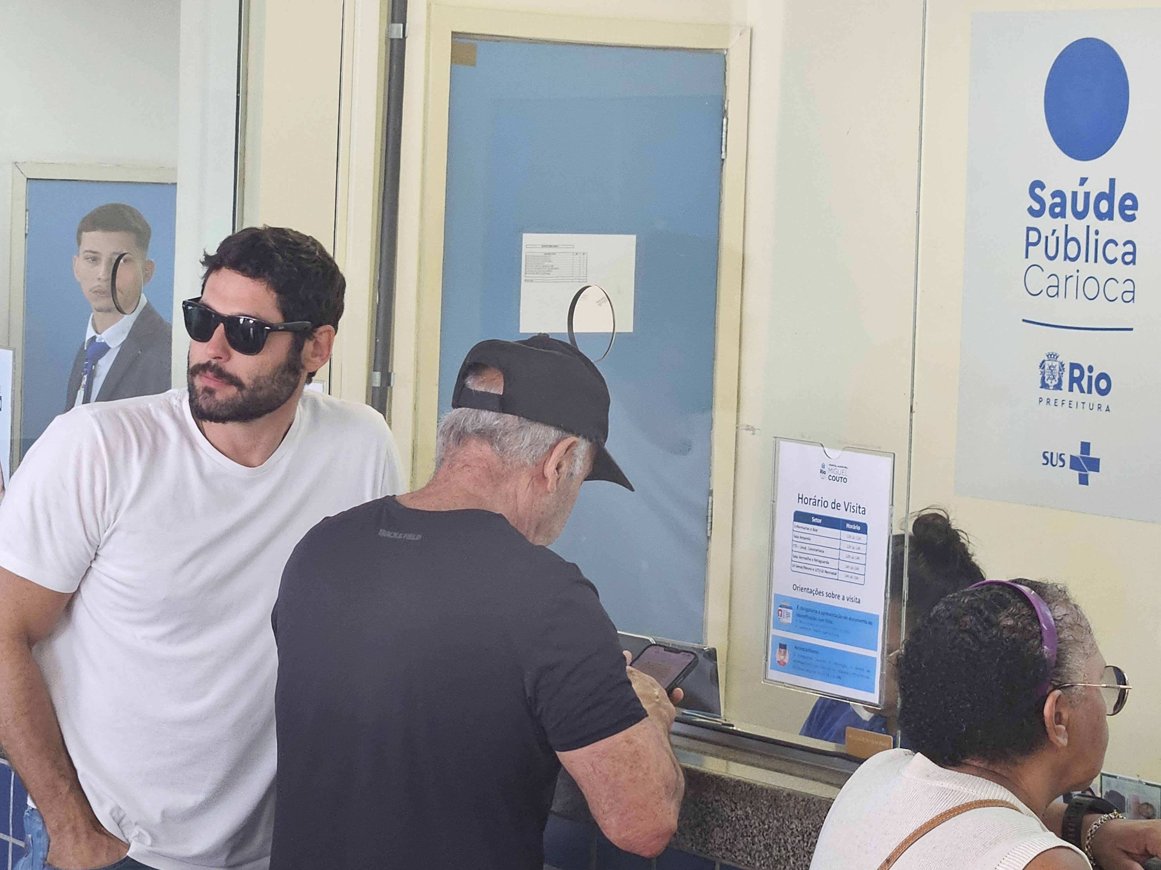 Dudu Azevedo visita Kayky Brito no hospital