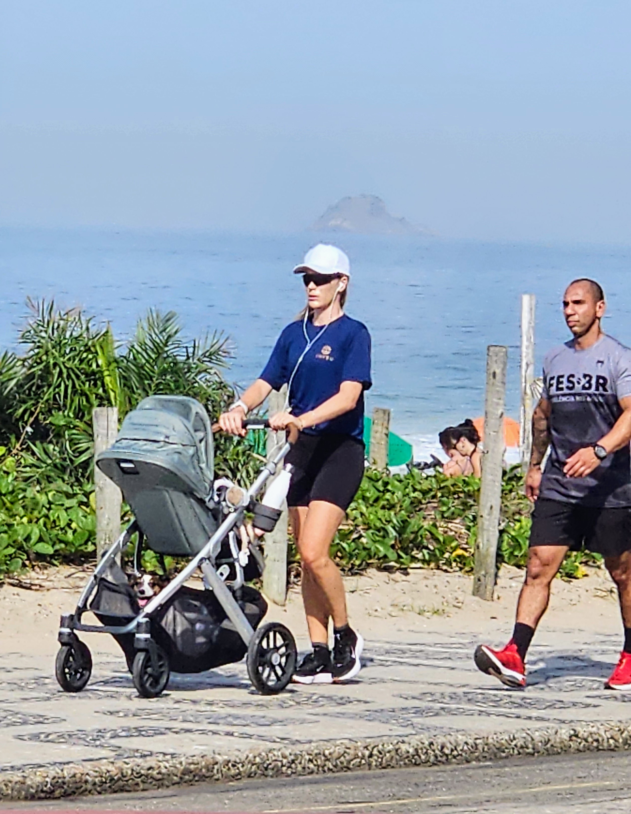 Fiorella Mattheis curte passeio com o filho, Roberto