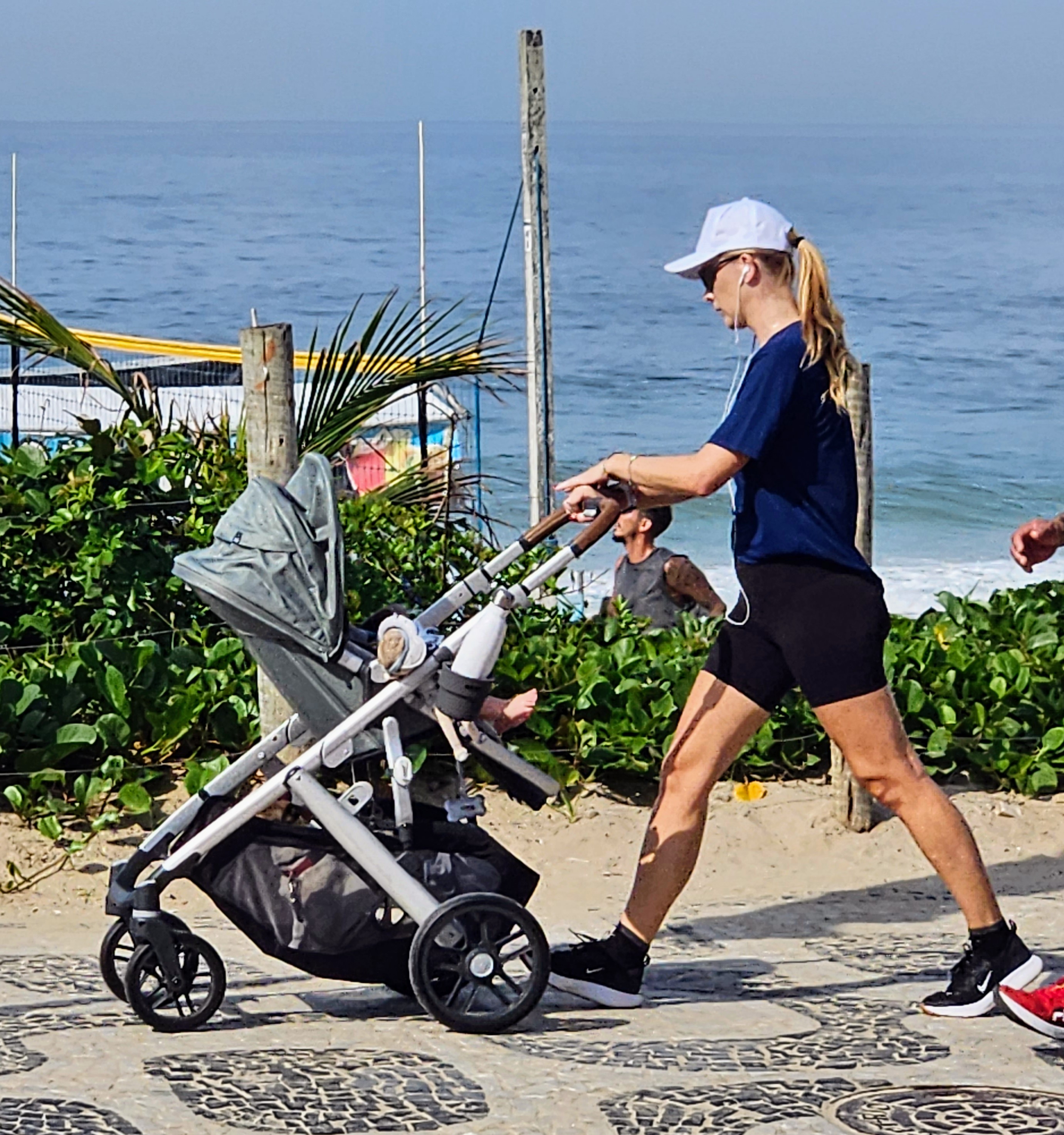 Fiorella Mattheis curte passeio com o filho, Roberto