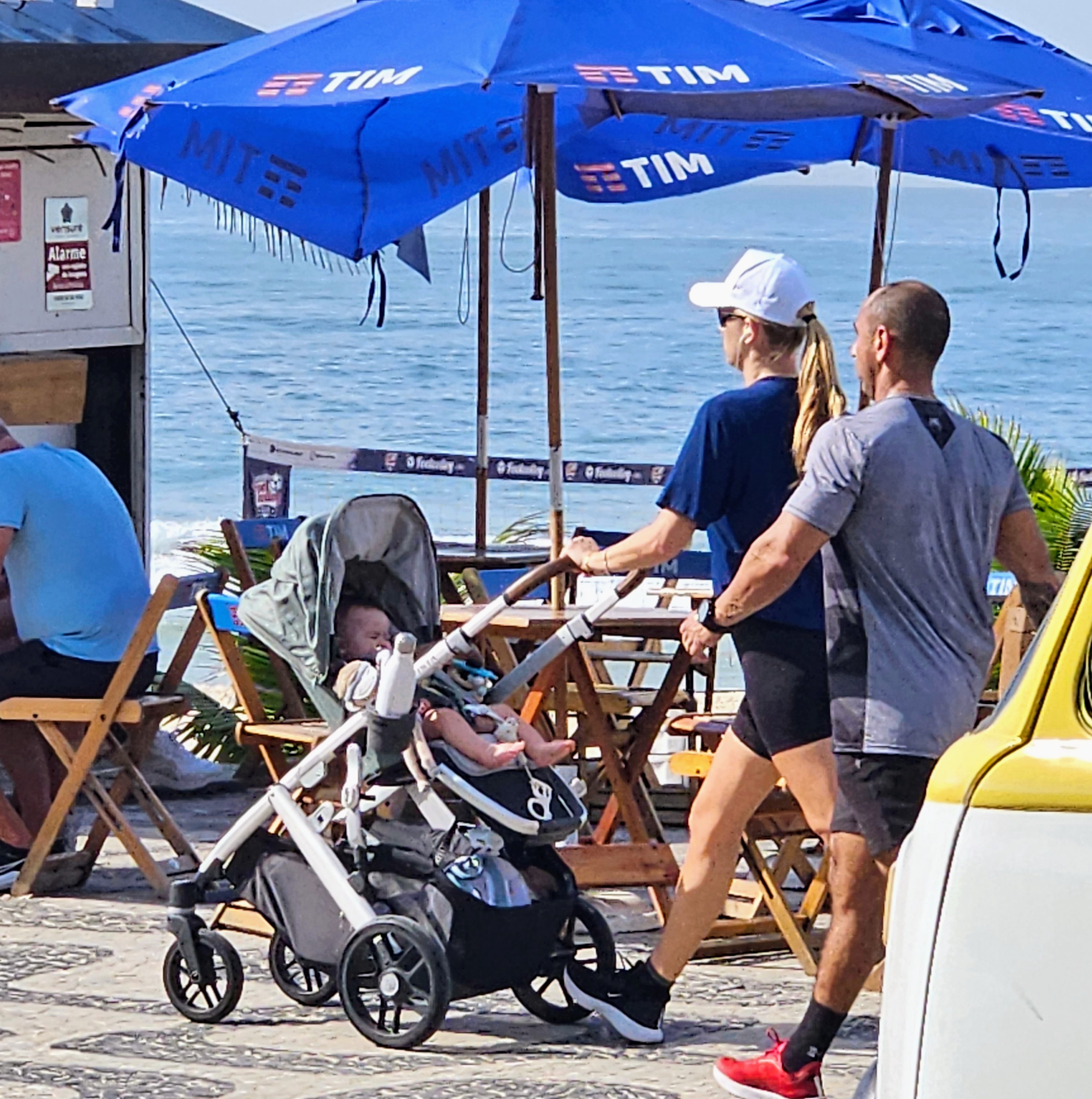 Fiorella Mattheis curte passeio com o filho, Roberto