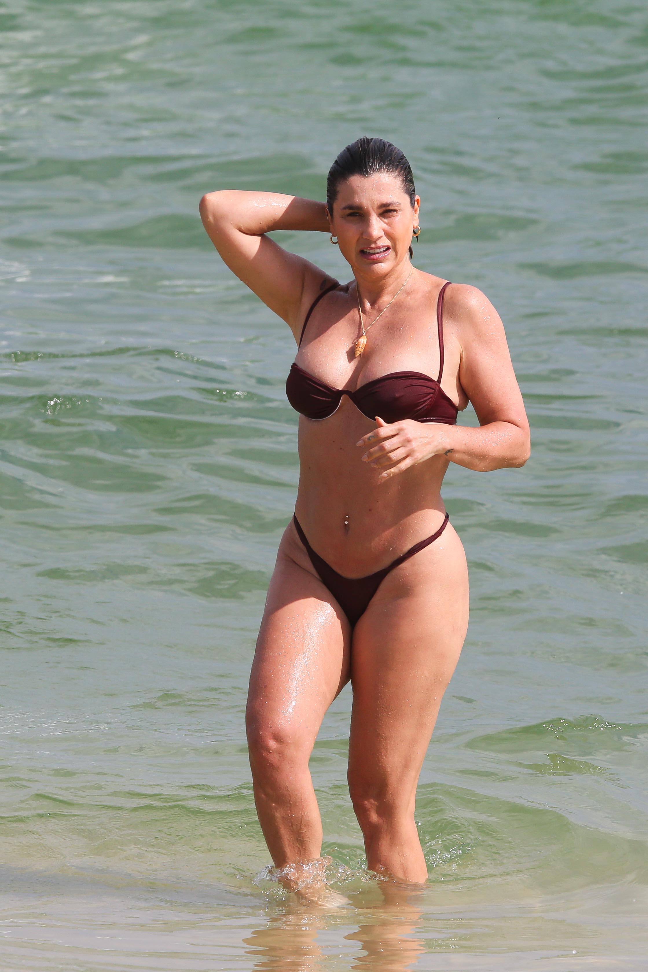 Flávia Alessandra curte dia na praia