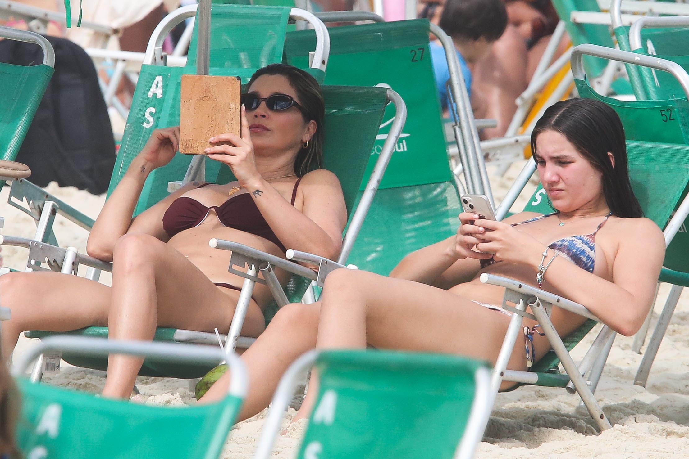 Flávia Alessandra curte dia na praia