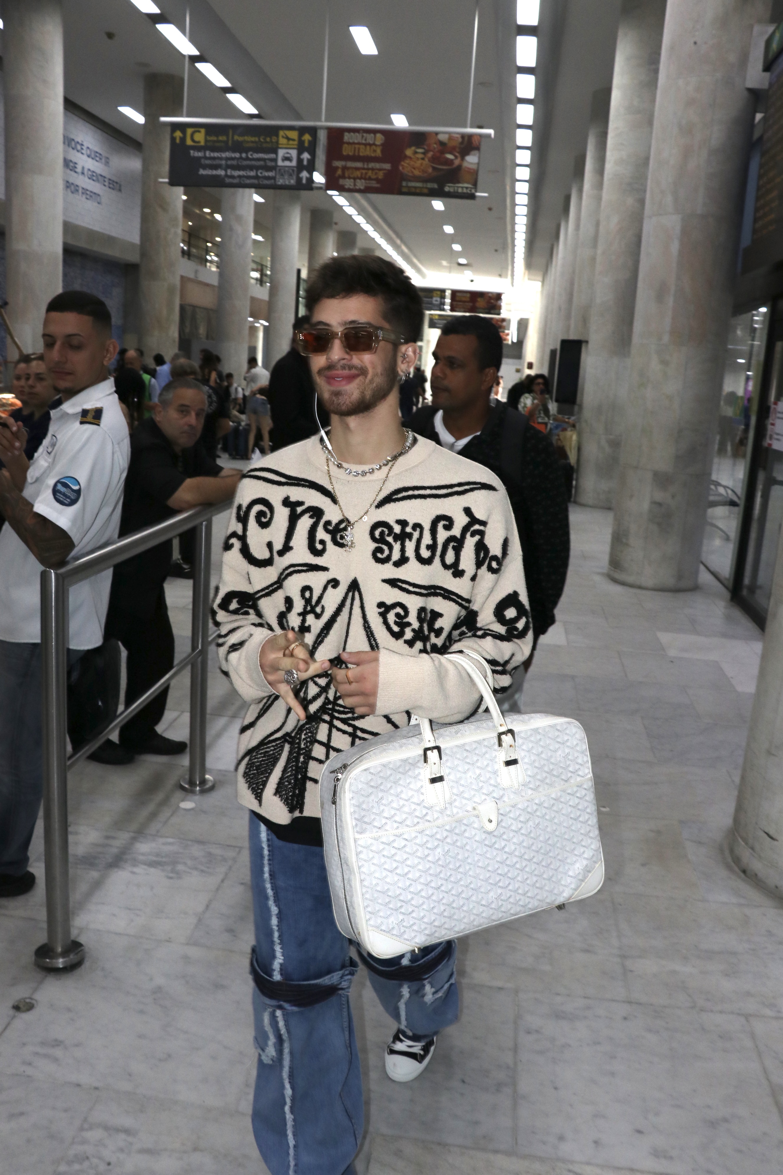 João Guilherme esbanja estilo em aeroporto