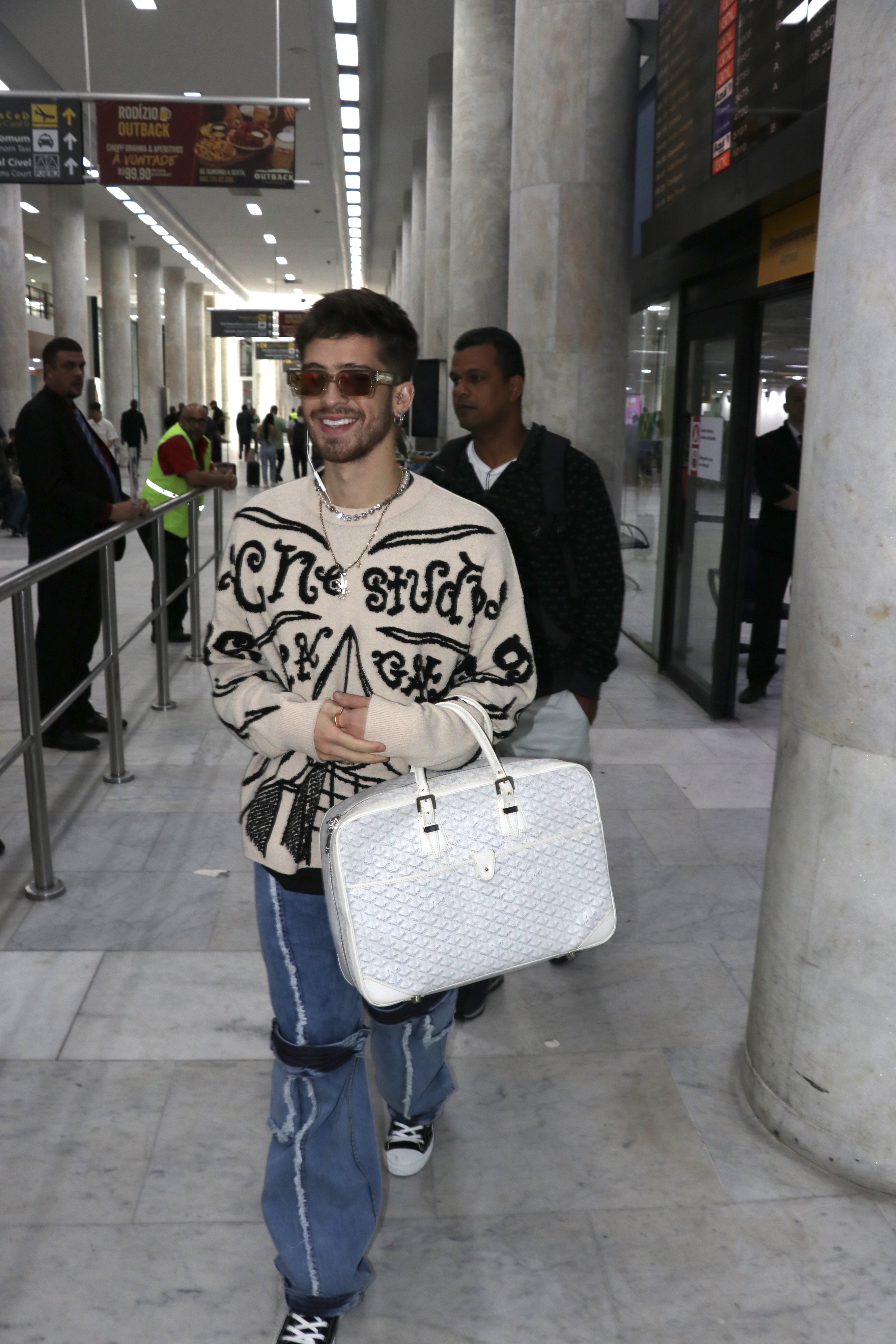 João Guilherme esbanja estilo em aeroporto