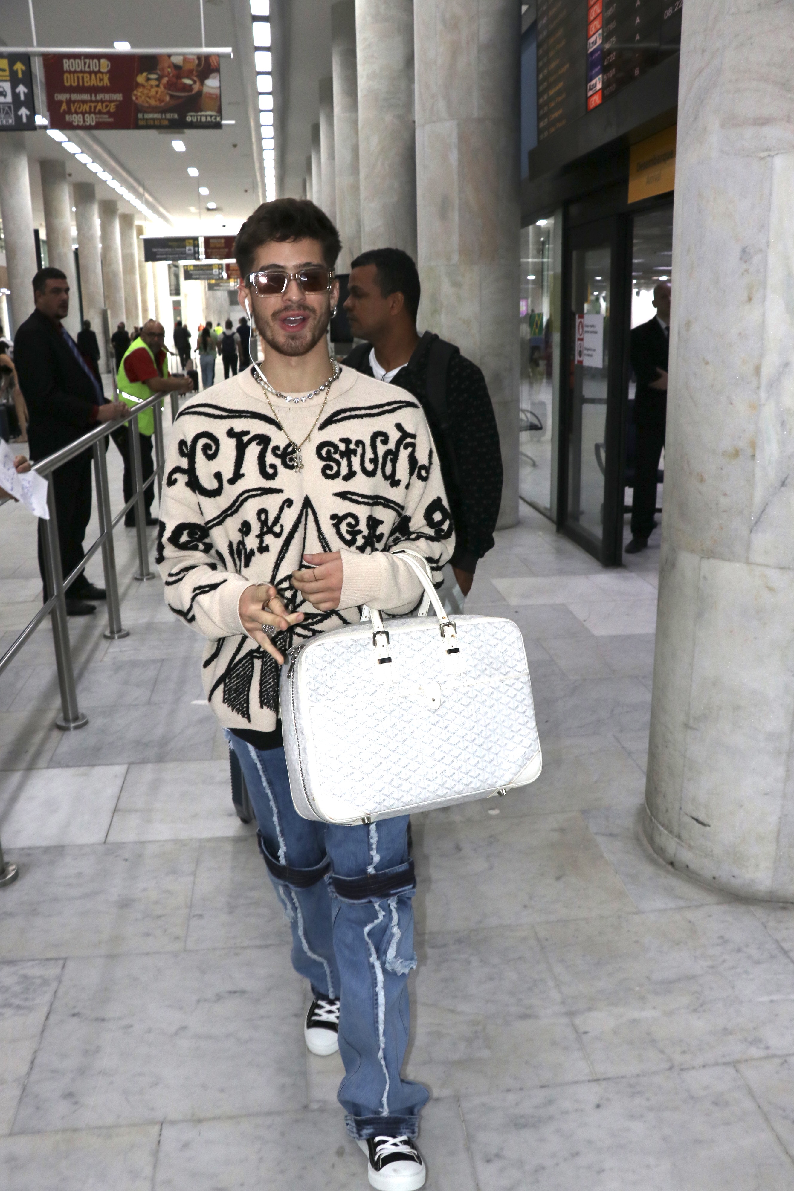 João Guilherme esbanja estilo em aeroporto